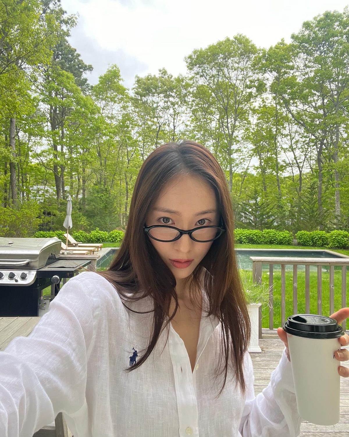 크리스탈의 리넨 셔츠 코디. 인스타그램 @vousmevoyez
