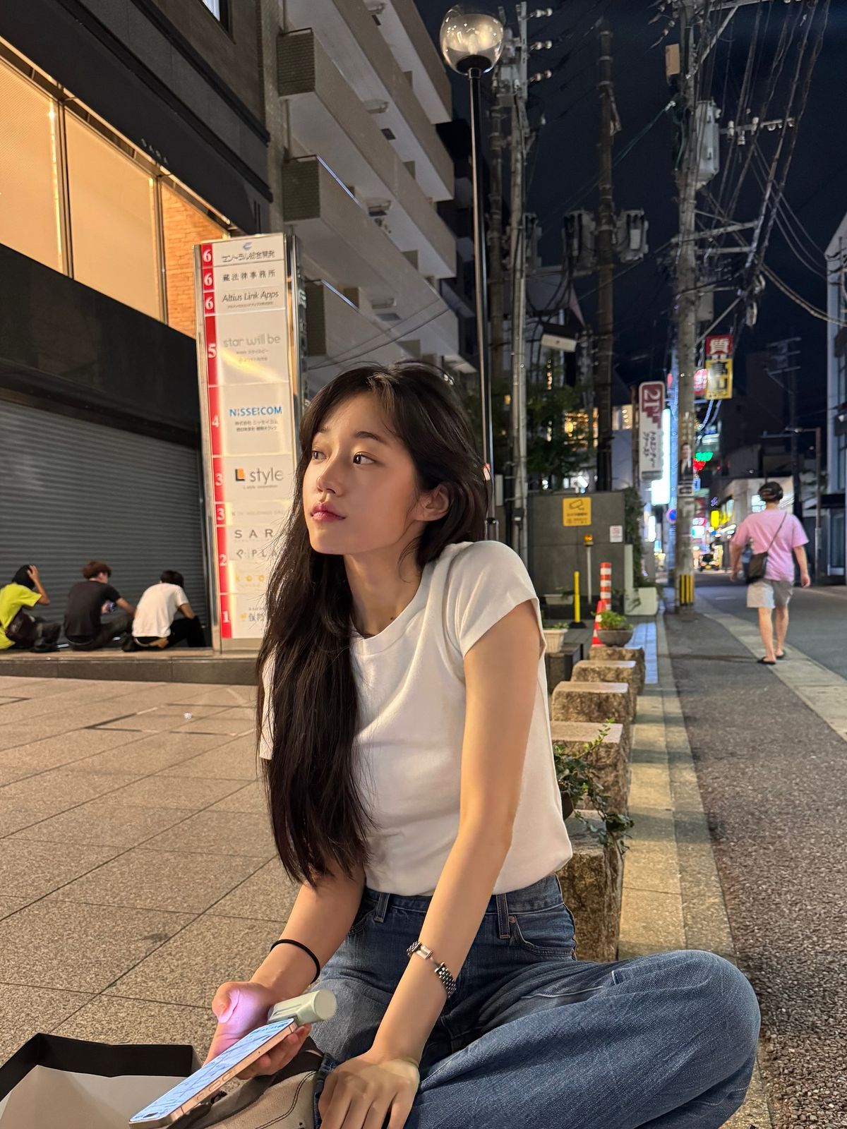노윤서의 흰 티, 청바지 패션 | 인스타그램 @rohyoonseo