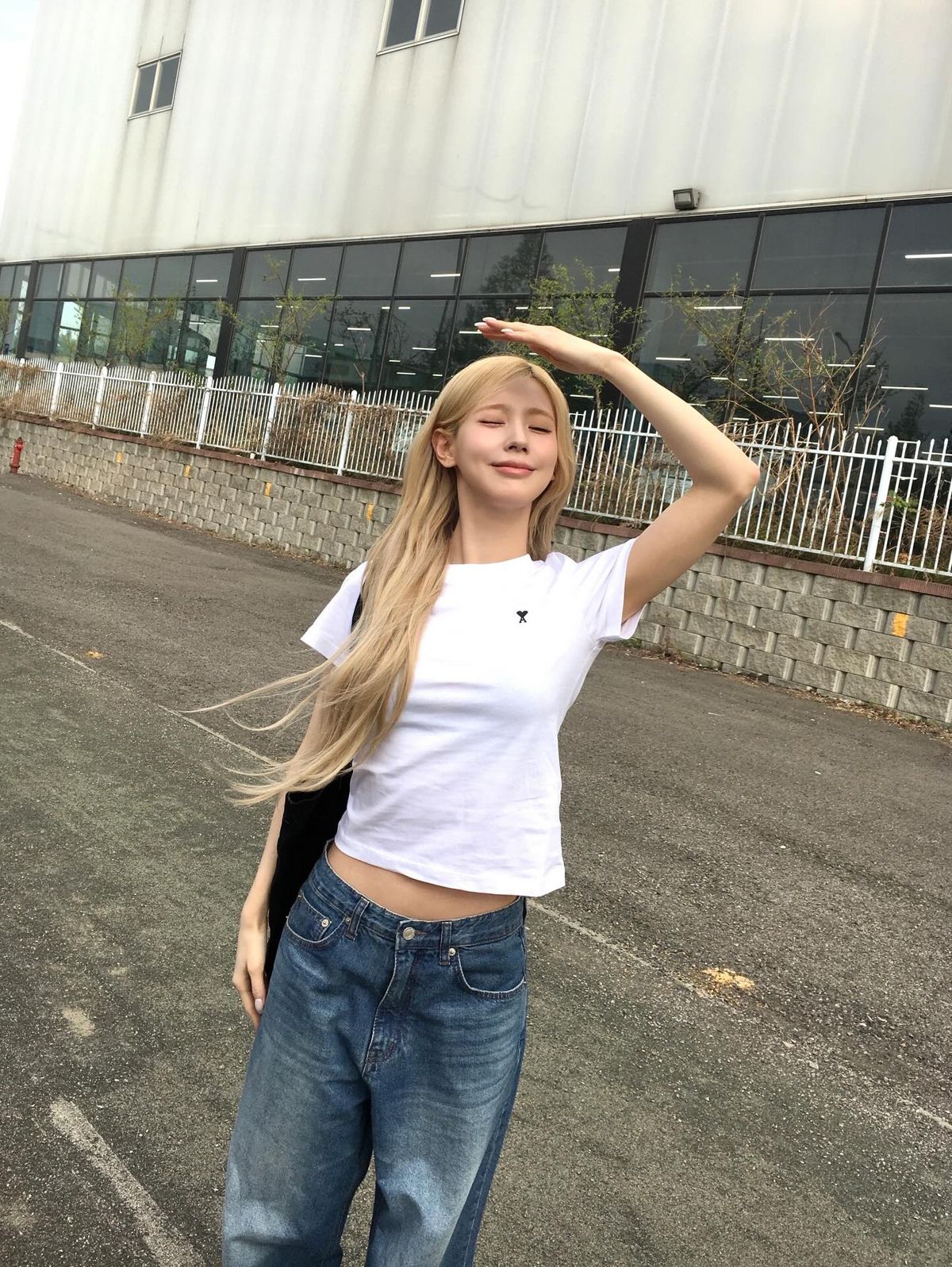 미연의 흰 티, 청바지 패션 | 인스타그램 @noodle.zip
