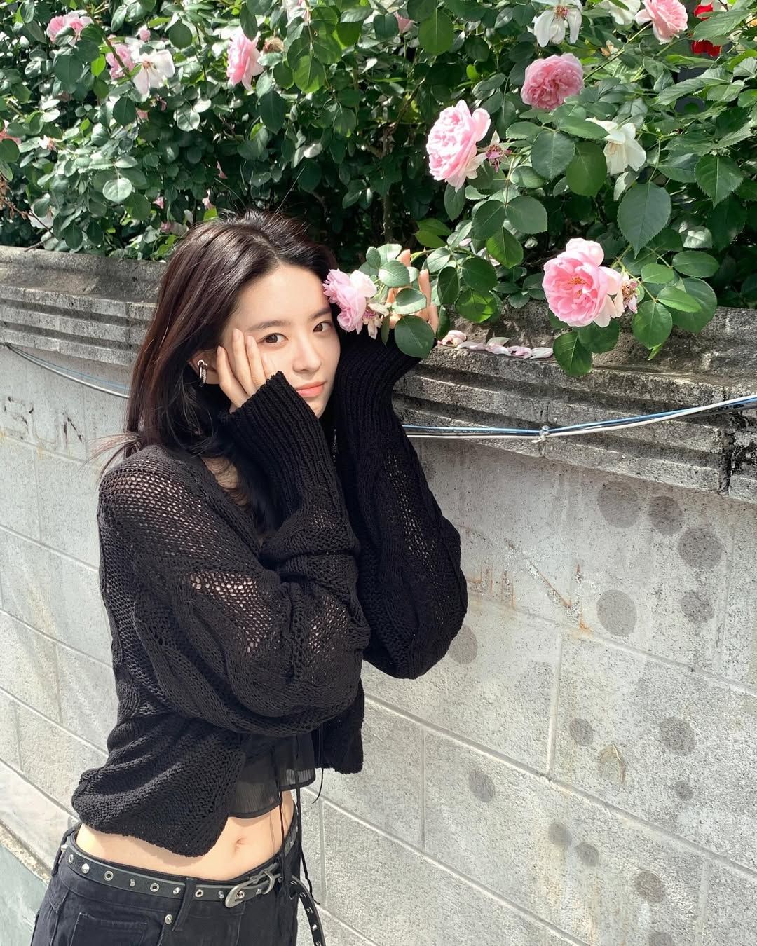 기리고 유세아 역을 맡은 전소영의 여름 데일리룩. 사진 인스타그램 @soyngxo