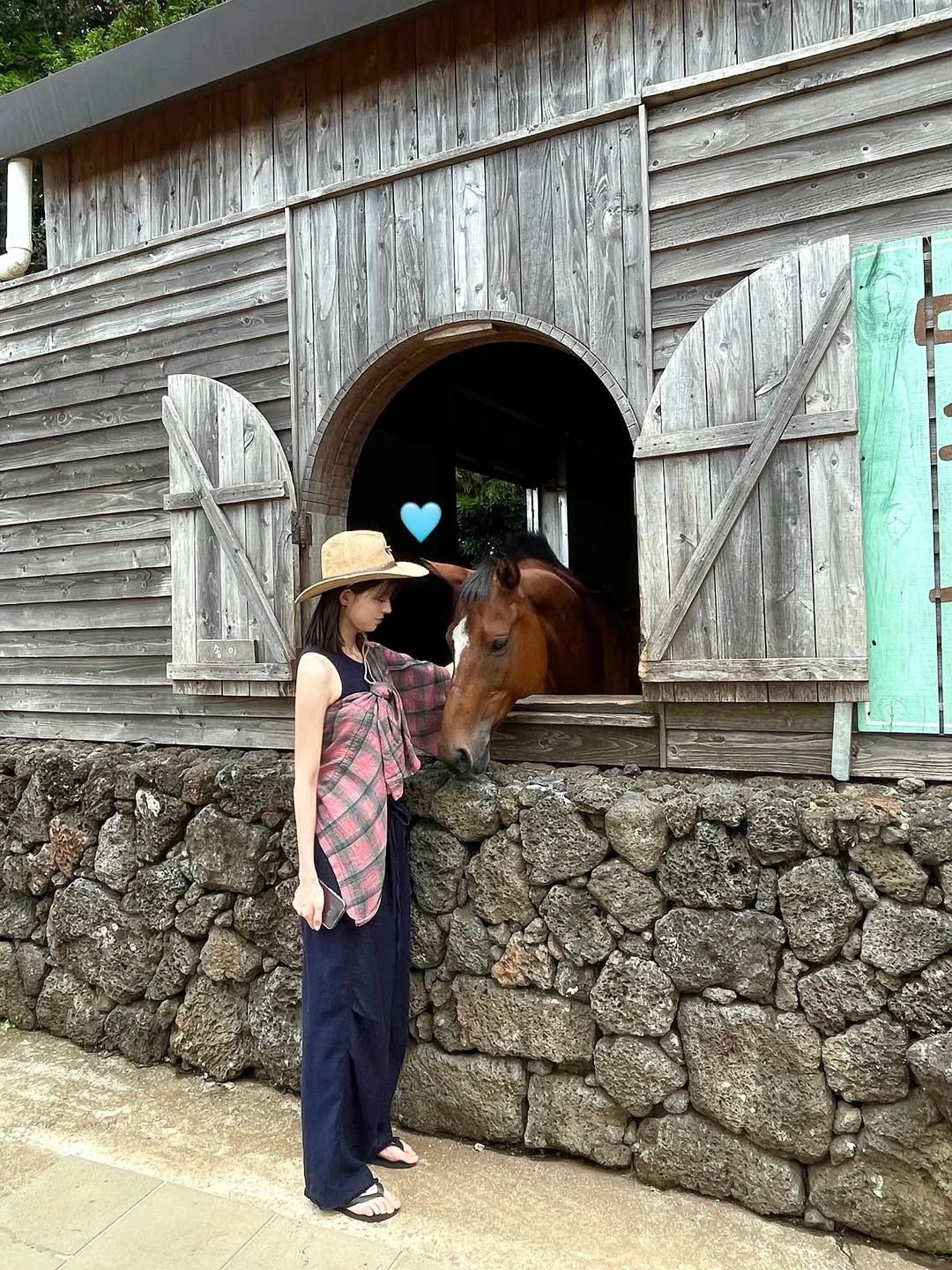 기리고 유세아 역을 맡은 전소영의 여름 데일리룩. 사진 인스타그램 @soyngxo