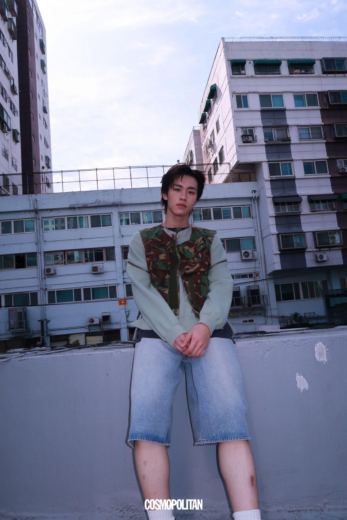 서로를 찍어주는 82메이저 예찬과 석준. 사진 코스모폴리탄