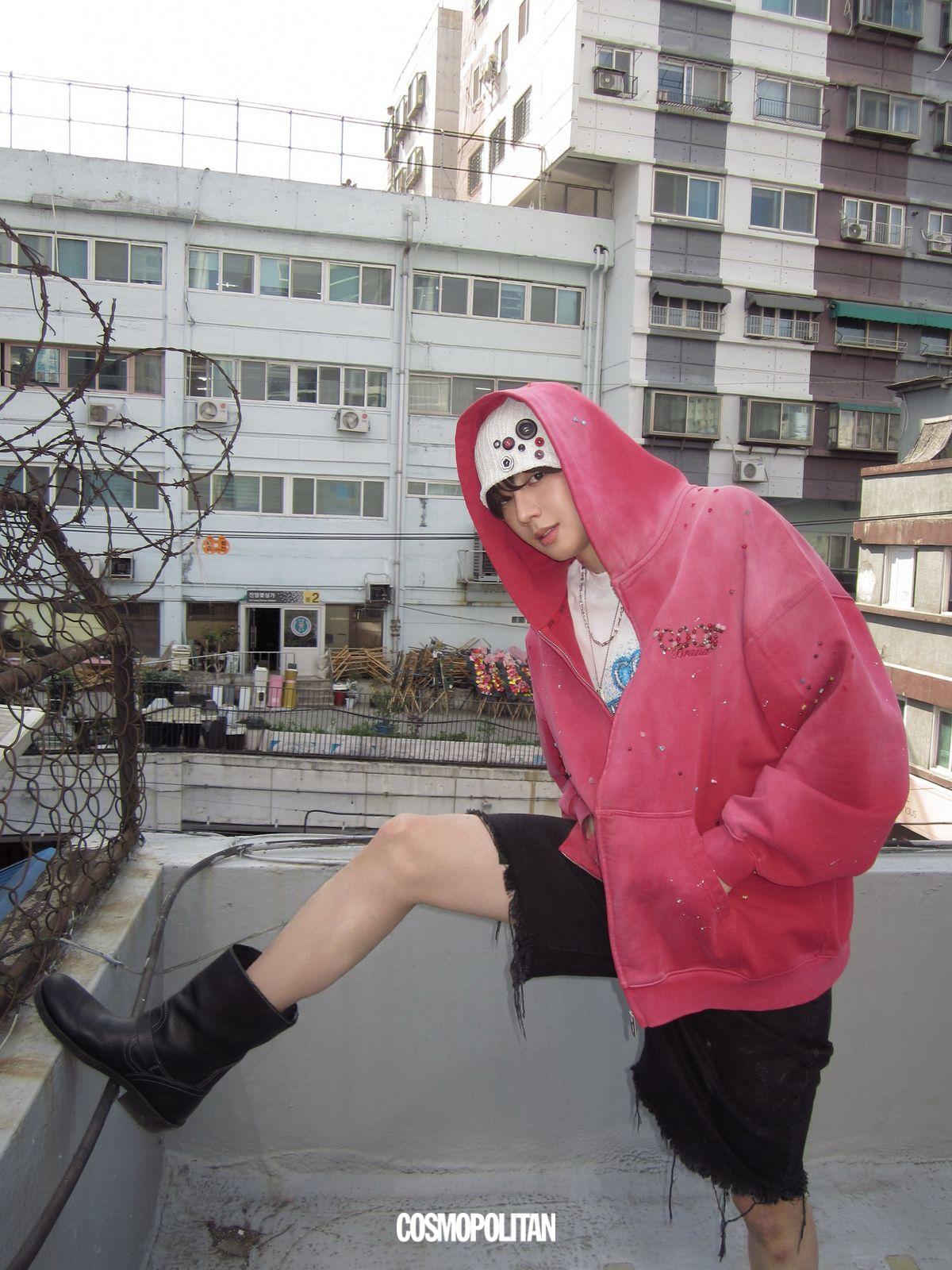 서로를 찍어주는 82메이저 성모와 성빈. 사진 코스모폴리탄