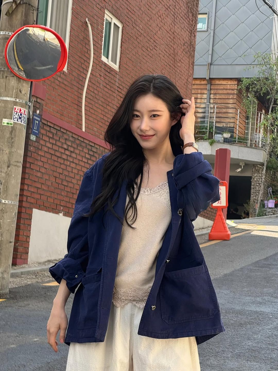 채령의 레이스 슬리브리스 코디. 인스타그램 @chaerrry0