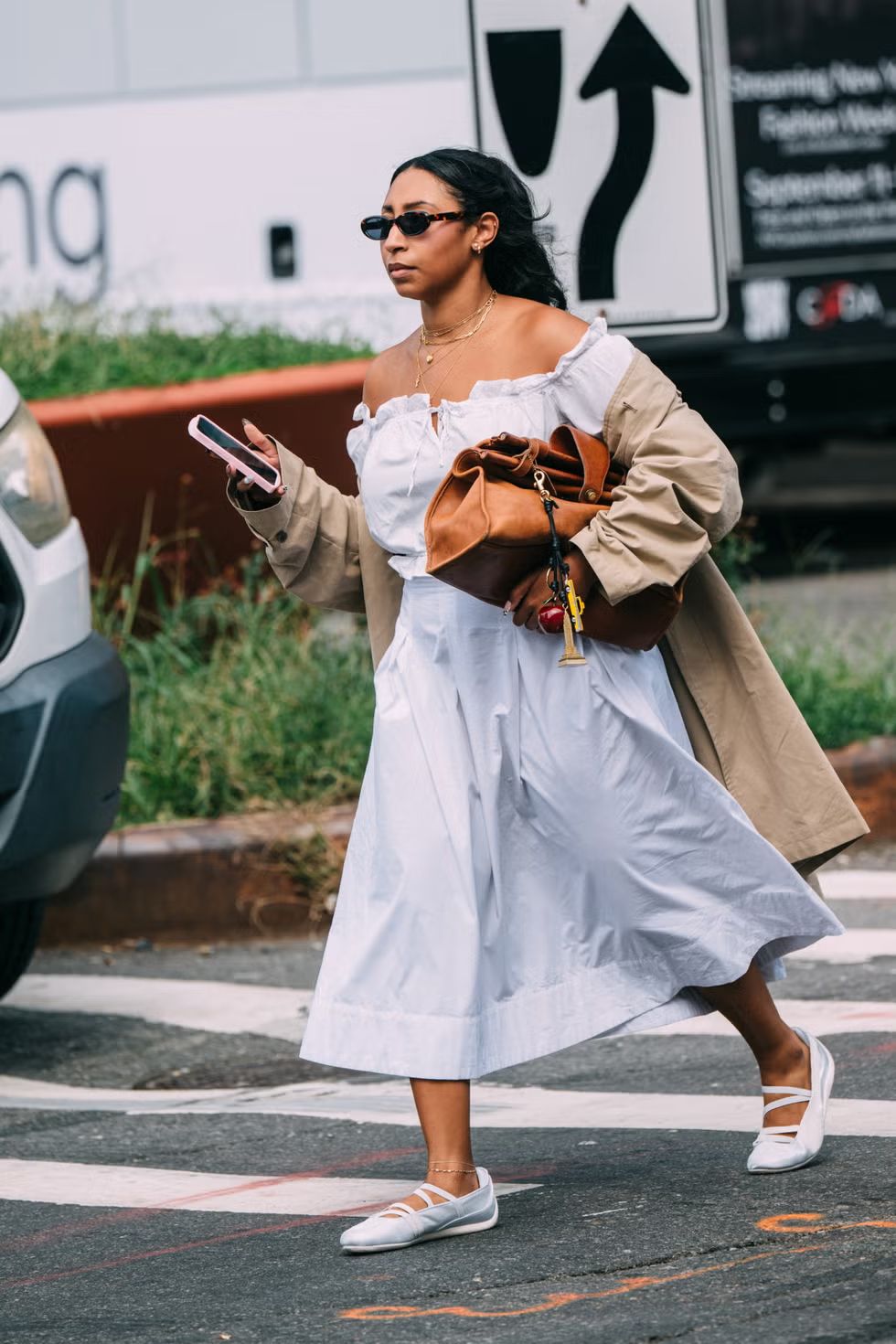 요즘 데일리 룩의 정답은 발레 스니커즈 | WWD//Getty Images