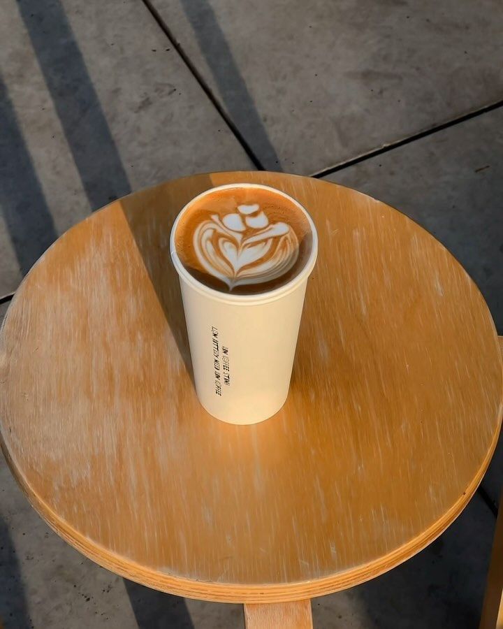 착한 가격에 좋은 퀄리티의 커피를 맛볼 수 있는 로우커피스탠드. 인스타그램 @rawcoffeestand_official