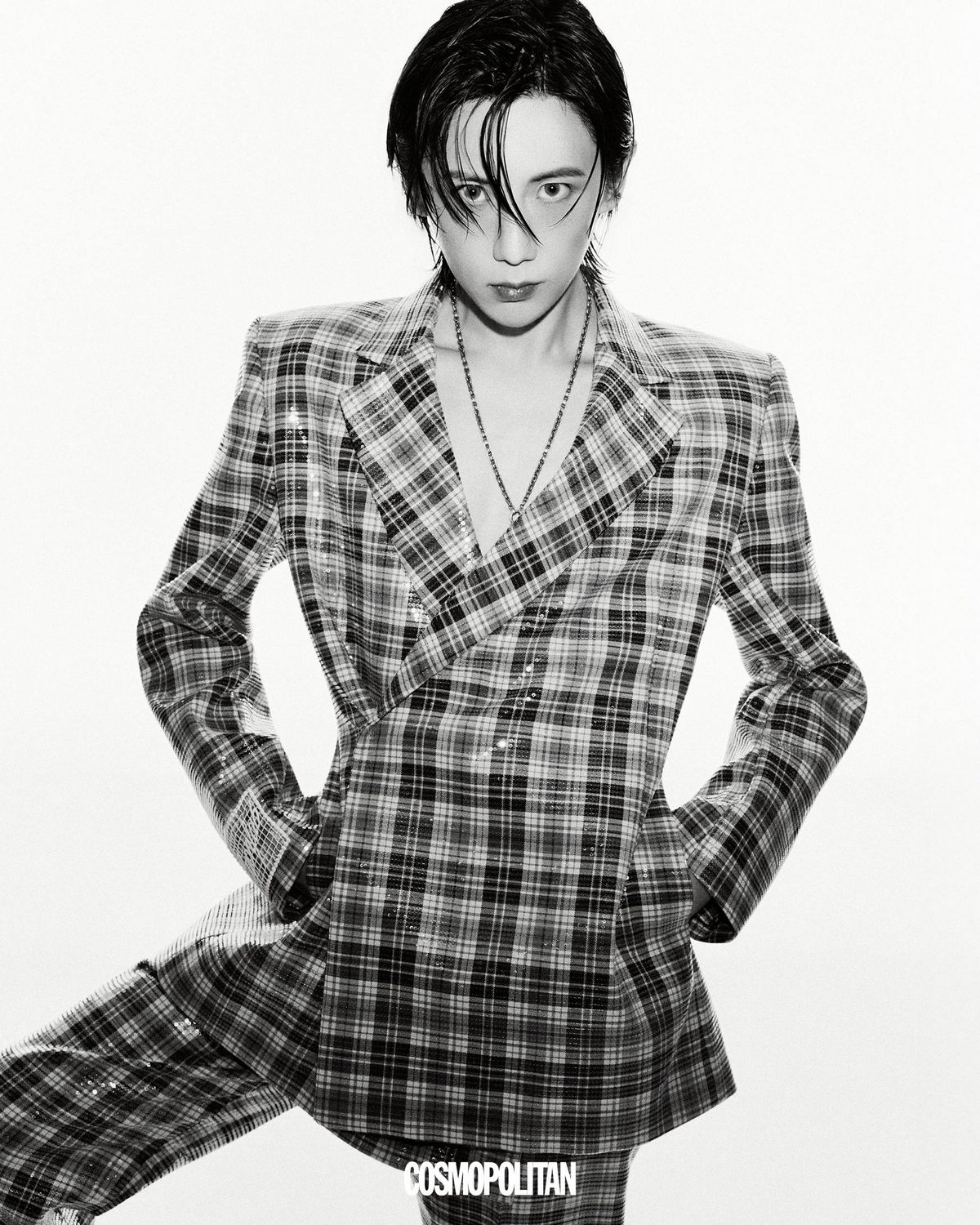 재킷, 팬츠 모두 Egonlab. 목걸이 Chrome Hearts. 
