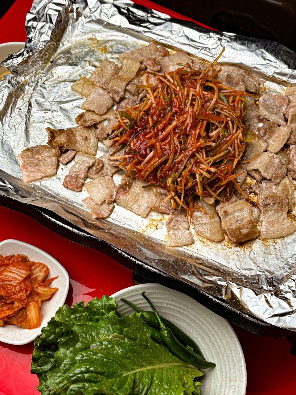 고즈넉한 한옥 마당에서 대패삼겹살을 즐길 수 있는 고운돈 익선점. 사진 네이버 지도 고운돈 익선점 업체 등록 사진 
