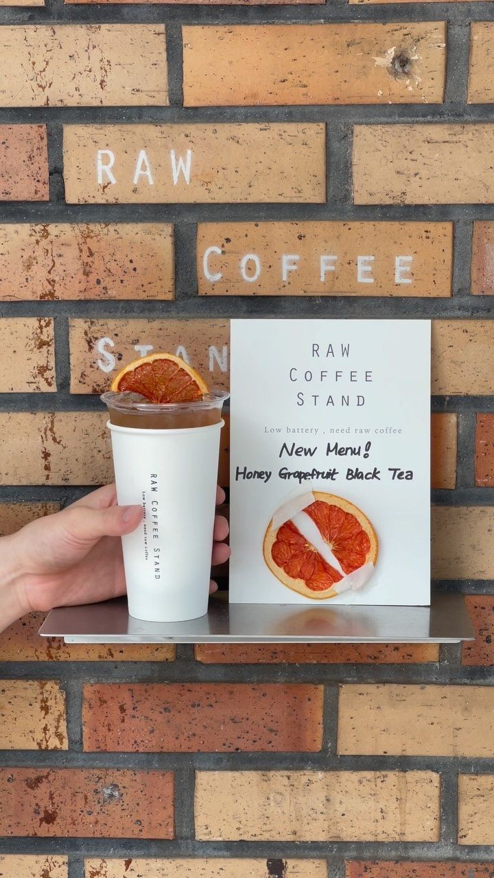 착한 가격에 좋은 퀄리티의 커피를 맛볼 수 있는 로우커피스탠드. 인스타그램 @rawcoffeestand_official