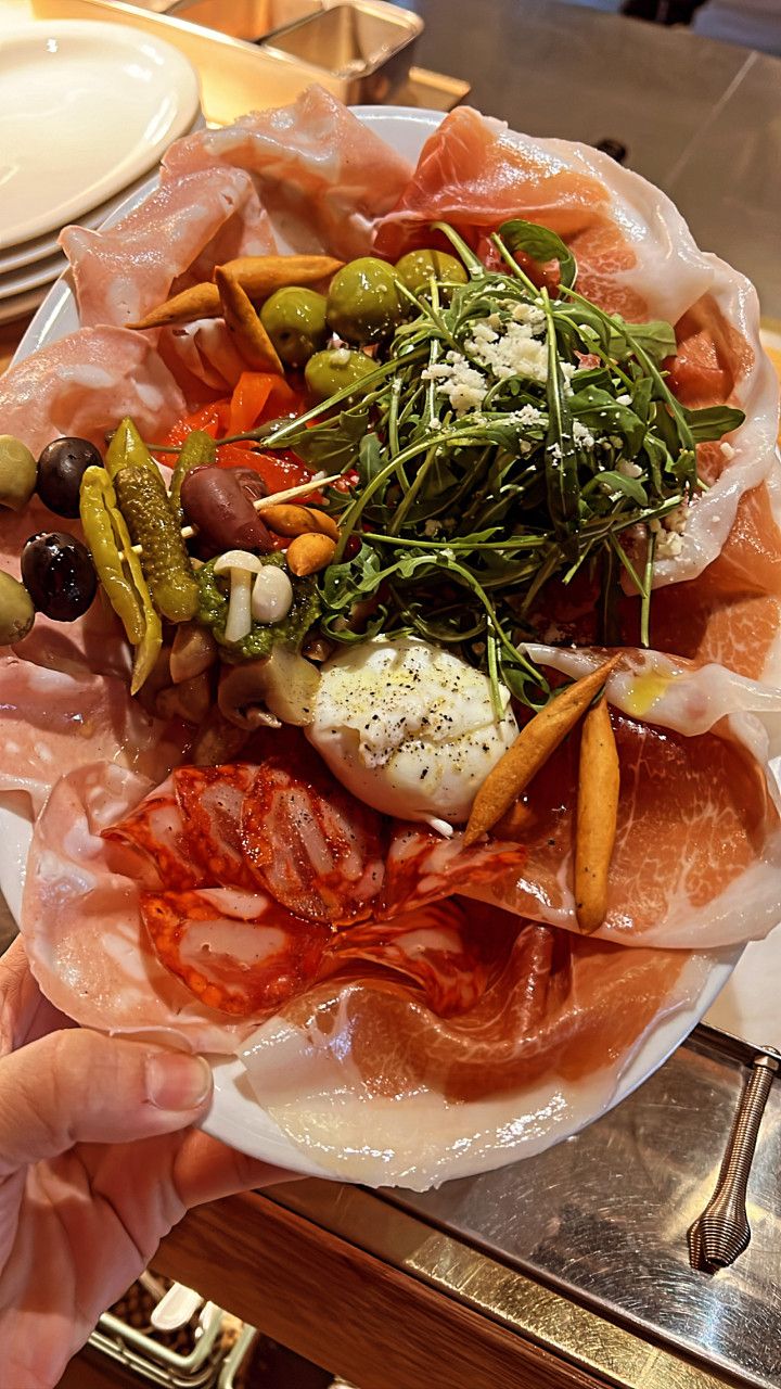 이탈리아에서 직접 공수한 화덕으로 정통 나폴리 스타일 피자를 선보이는 다로베. 사진 네이버 지도 다로베 업체 등록 사진 