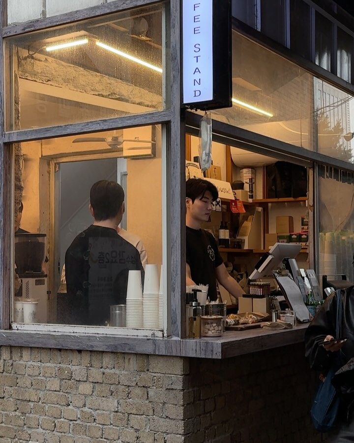 착한 가격에 좋은 퀄리티의 커피를 맛볼 수 있는 로우커피스탠드. 인스타그램 @rawcoffeestand_official