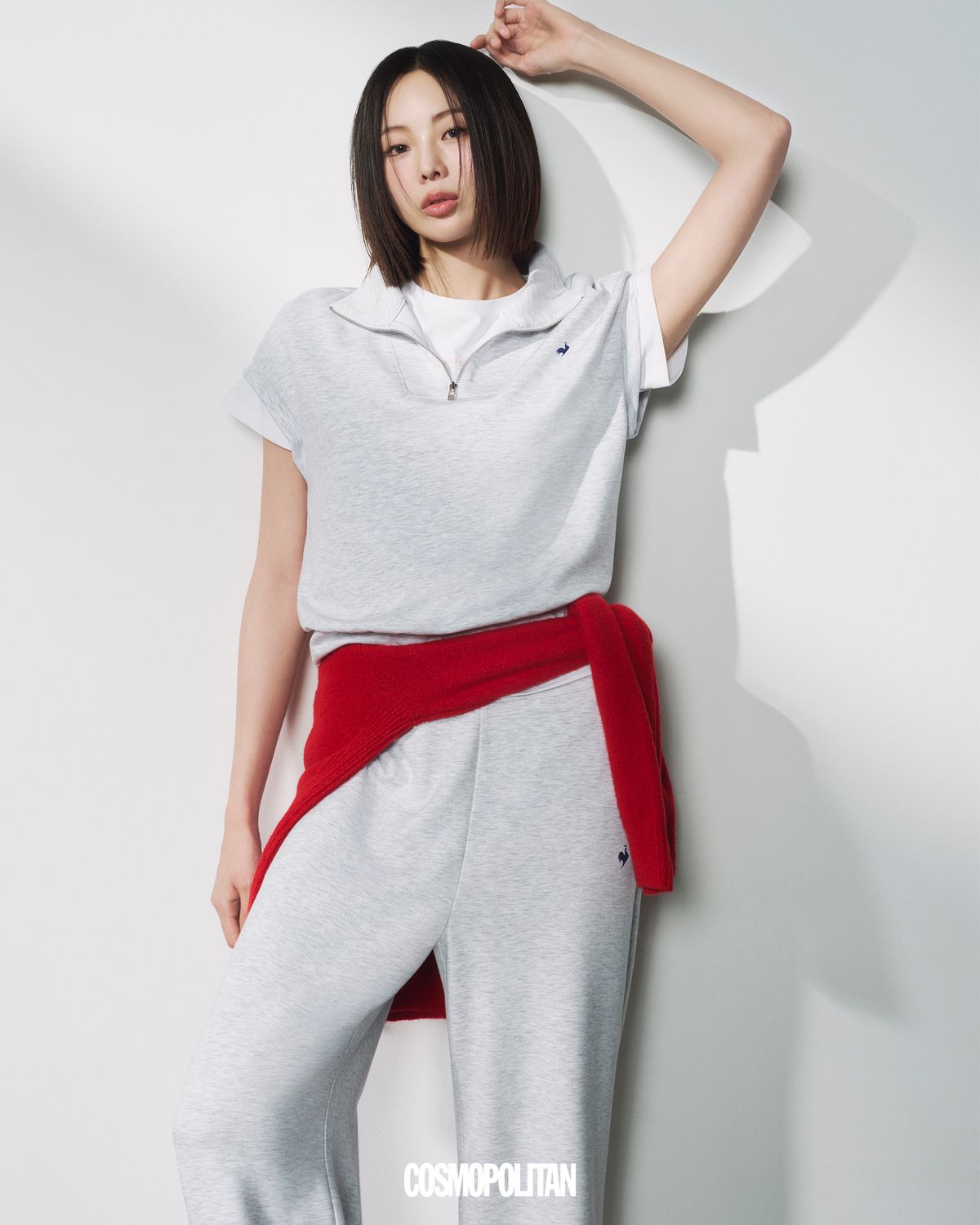 쿨텐션 루즈핏 베스트 8만9천원, 르프레쉬 베이직 티셔츠 4만9천원, 쿨텐션 레귤러 스트레이트 팬츠 10만9천원 모두 Le Coq Sportif. 허리에 두른 니트 톱 스타일리스트 소장품.
