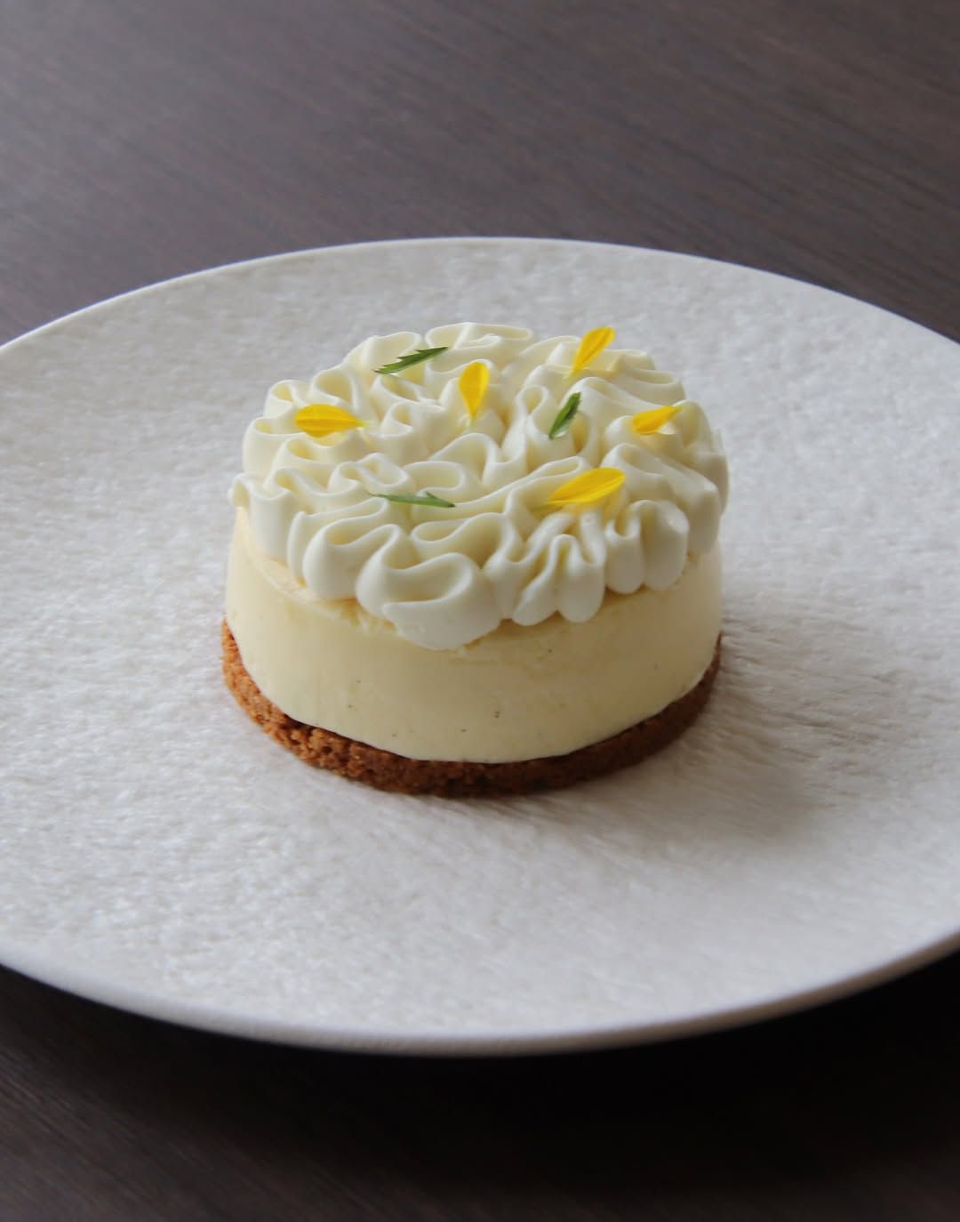 광장의 푸릇한 풍경과 함께 여유로운 시간을 보내기 좋은 리와인드 서울. 인스타그램 @rwndseoul