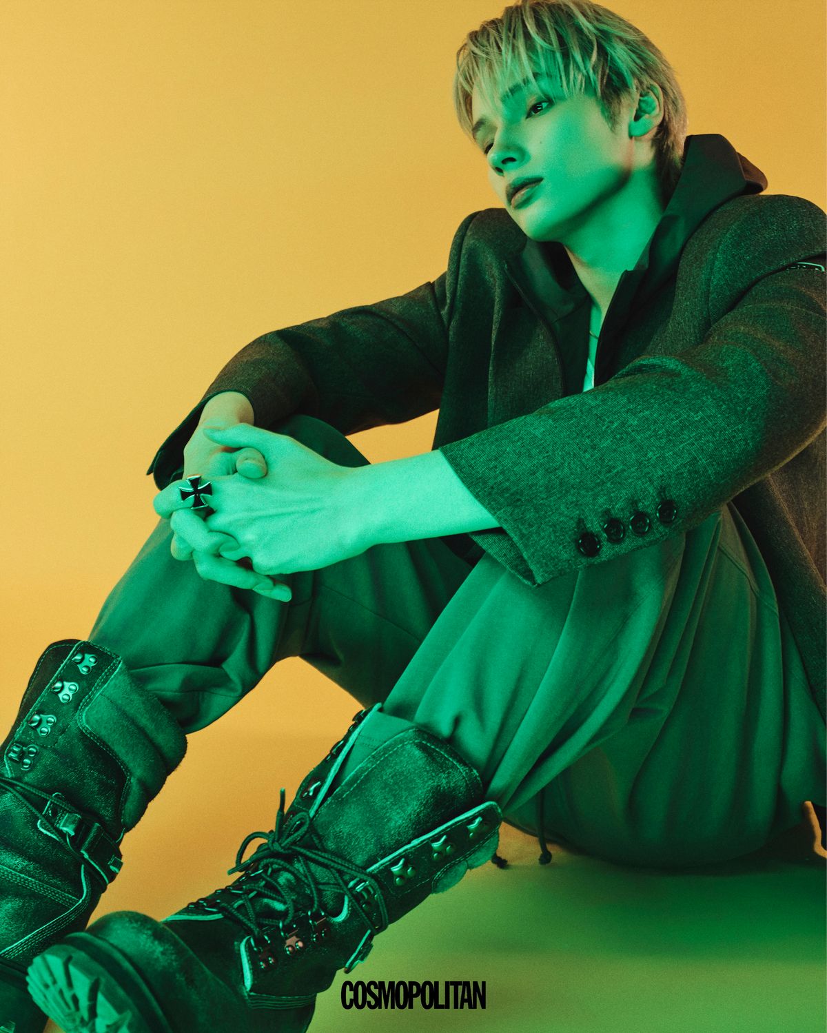 후드 재킷, 팬츠 모두 We11done. 이너 톱 Lmood. 반지 Rvr Archive. 슈즈 Timberland. 목걸이 스타일리스트 소장품. 