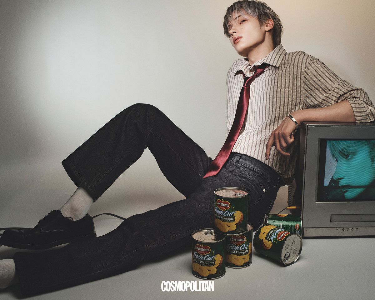 셔츠 Zara. 타이 Saint Laurent. 팔찌 Pandora. 팬츠, 뱅글, 양말, 슈즈 스타일리스트 소장품.
