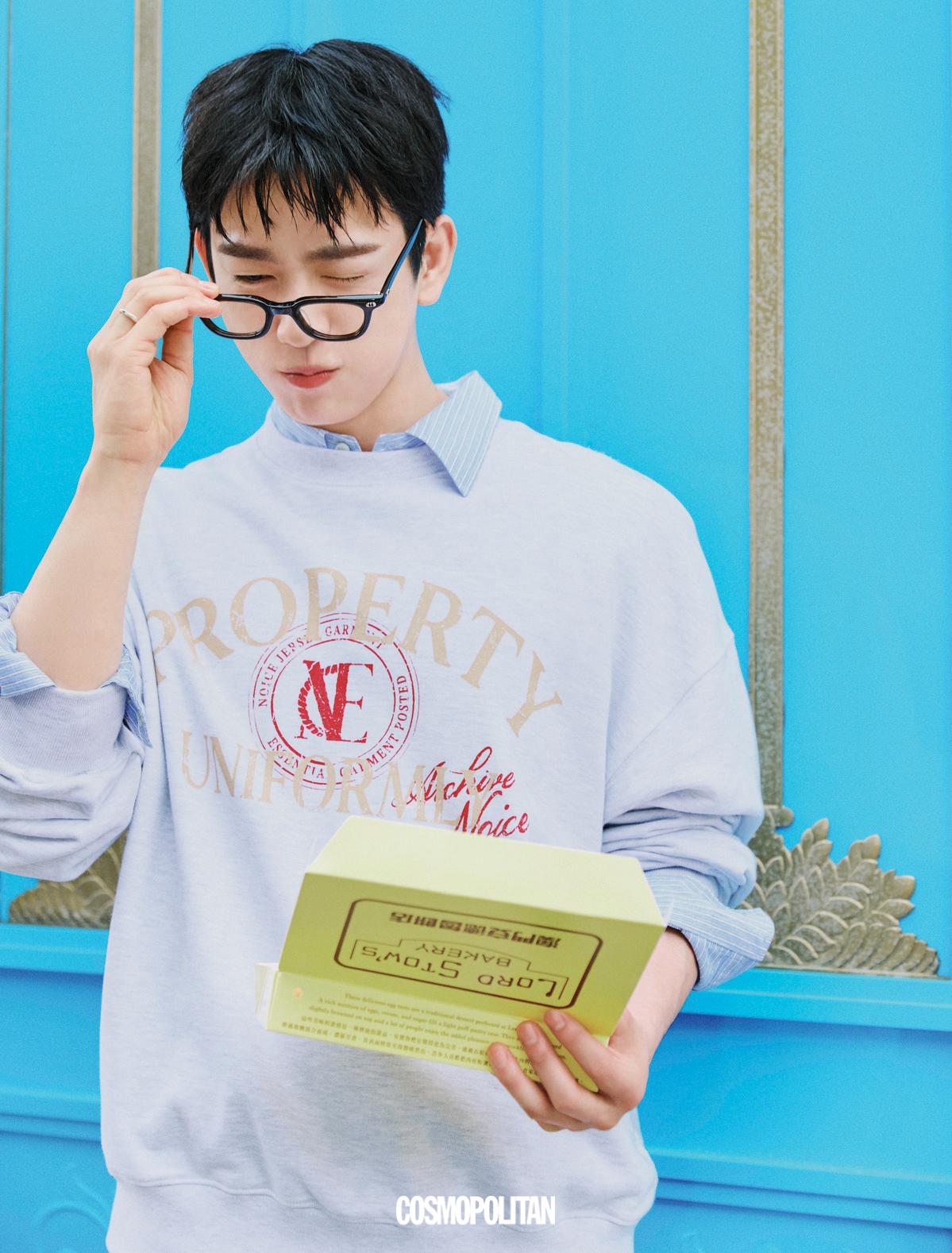스웨트셔츠 Noice. 안경 Highcollar. 셔츠, 반지 스타일리스트 소장품. 