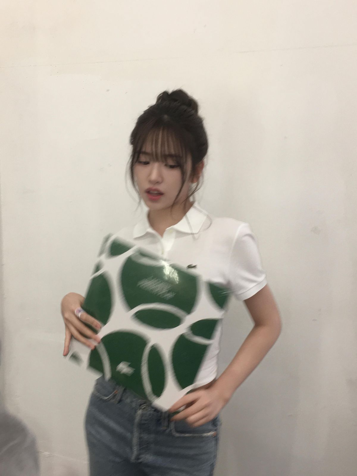 피케이 티셔츠와 중청바지를 조합한 안유진. 인스타그램 @_yujin_an