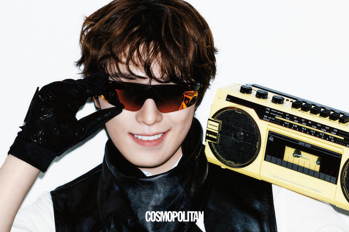 셔츠 Masu. 레더 스카프 Calvin Klein. 글러브 Alice Hardcore. 레더 베스트, 선글라스, 팔찌 스타일리스트 소장품.