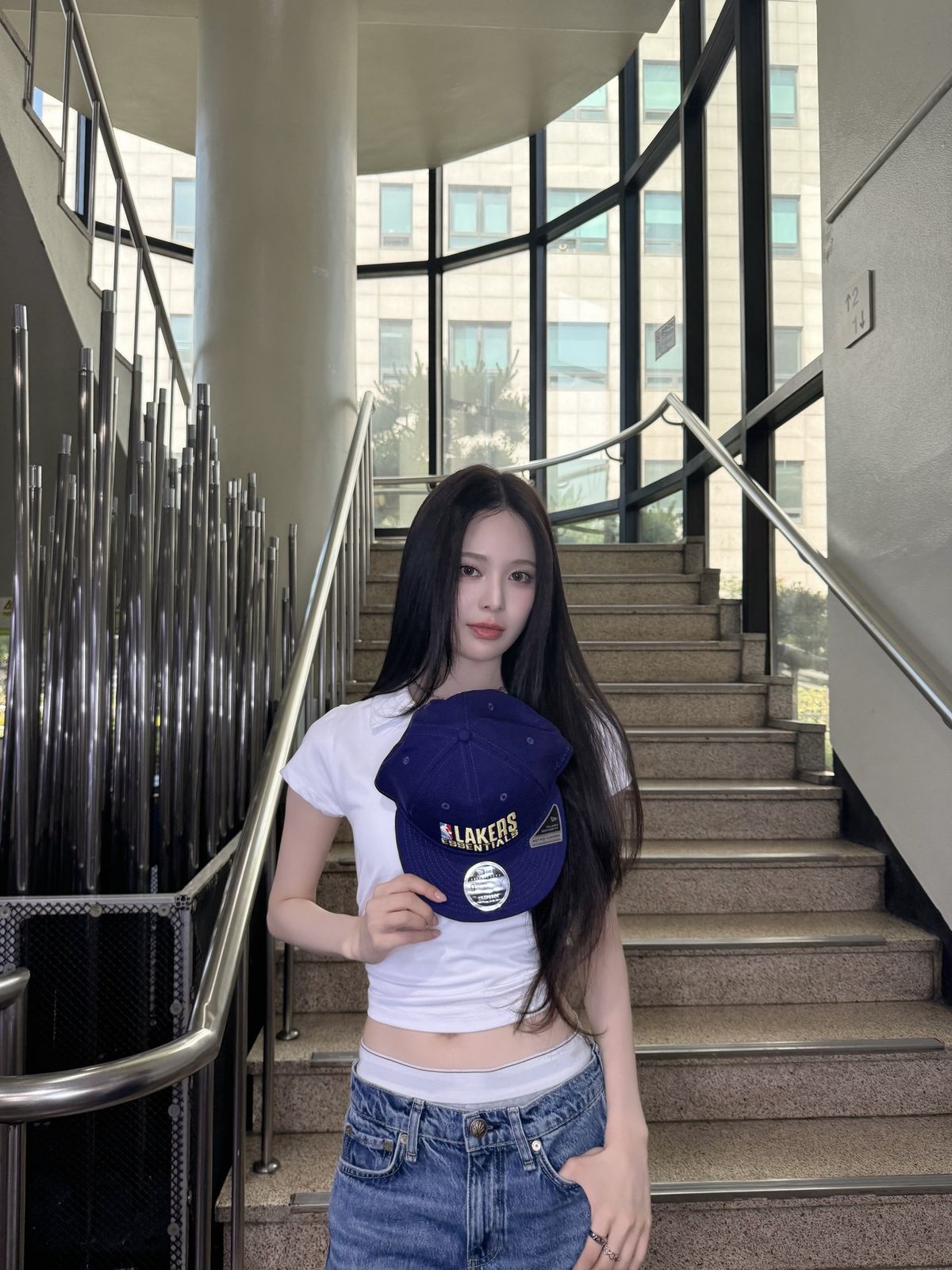 크롭 티셔츠와 중청바지에 새깅으로 포인트를 준 방지민. X @izna_offcl