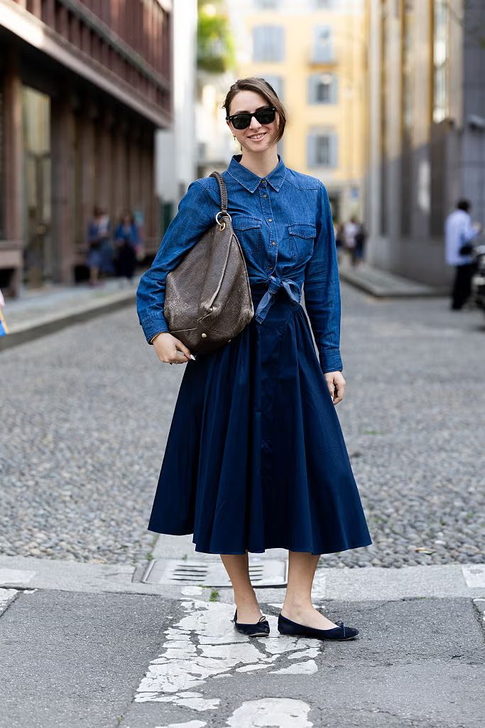 데님 셔츠 코디 아이디어 | Valentina Frugiuele//Getty Images