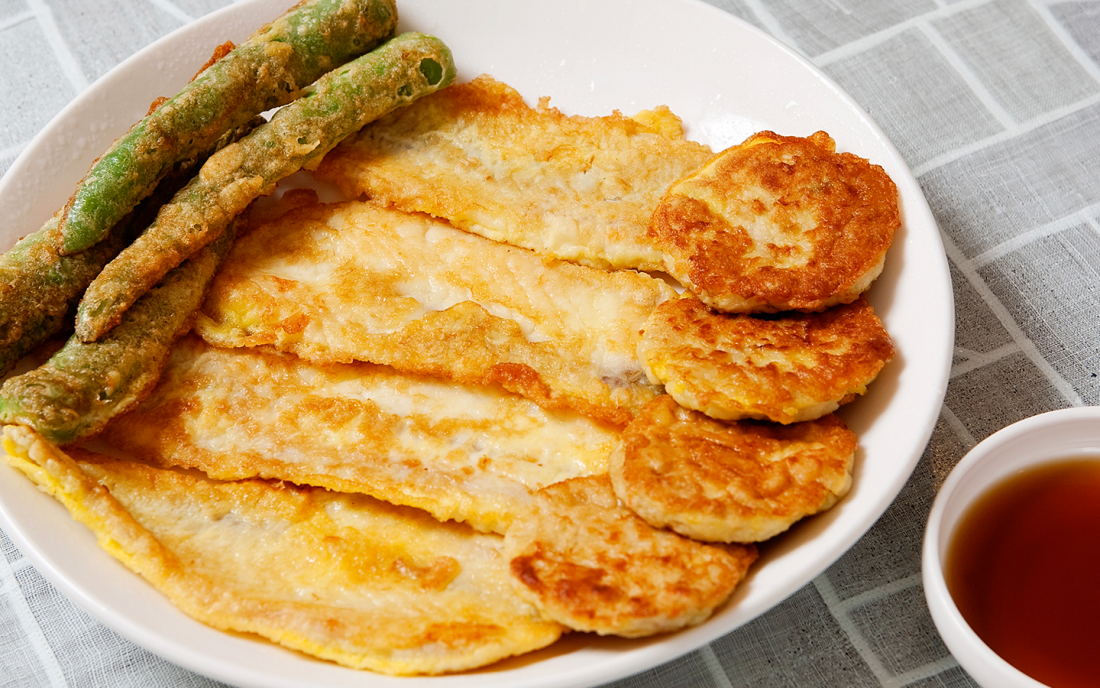 진한 사골 육수 베이스의 칼국수와 쫄깃한 왕만두를 즐길 수 있는 황생가칼국수. 사진 황생가칼국수 홈페이지
