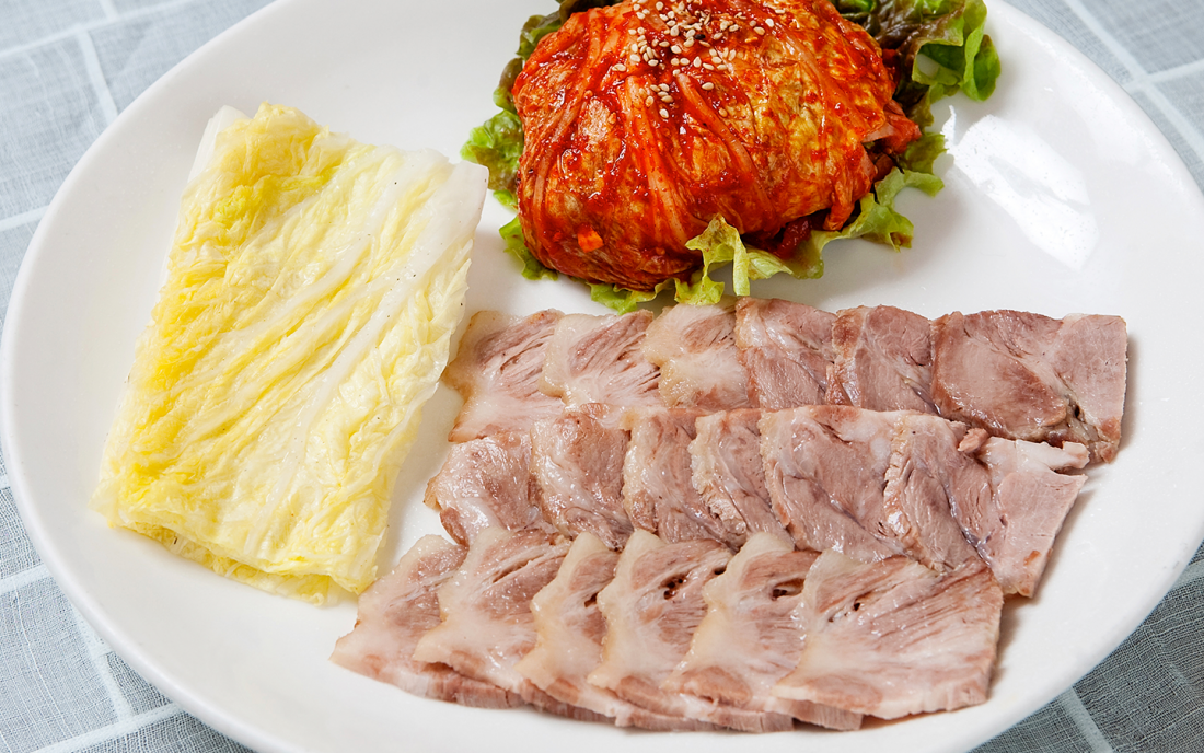 진한 사골 육수 베이스의 칼국수와 쫄깃한 왕만두를 즐길 수 있는 황생가칼국수. 사진 황생가칼국수 홈페이지