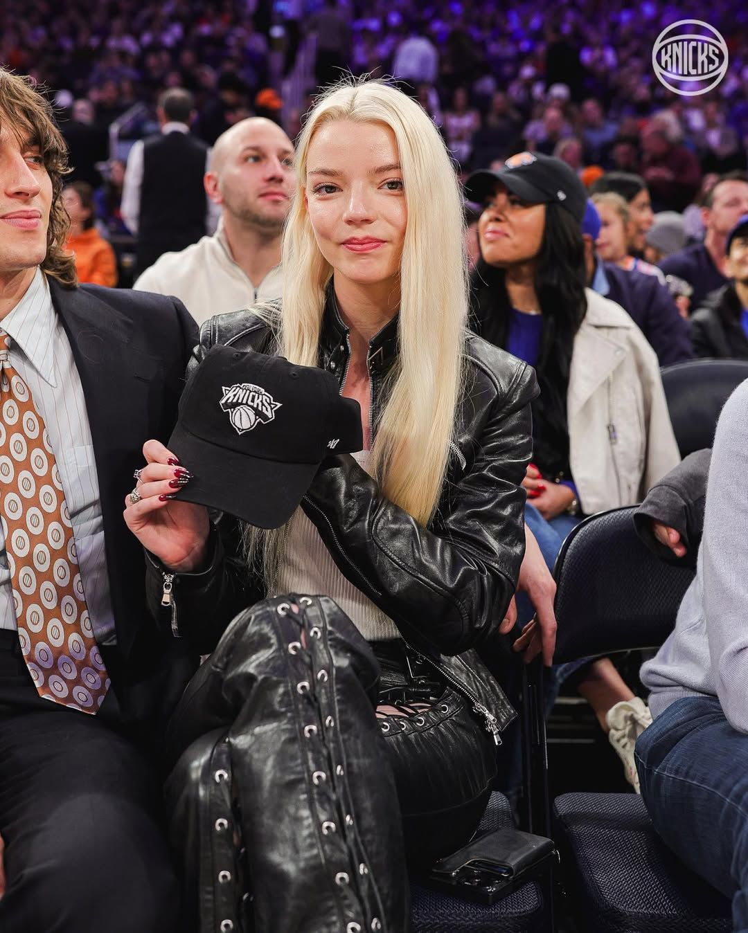 안야 테일러조이 NBA 직관 패션 | 인스타그램 @nyknicks