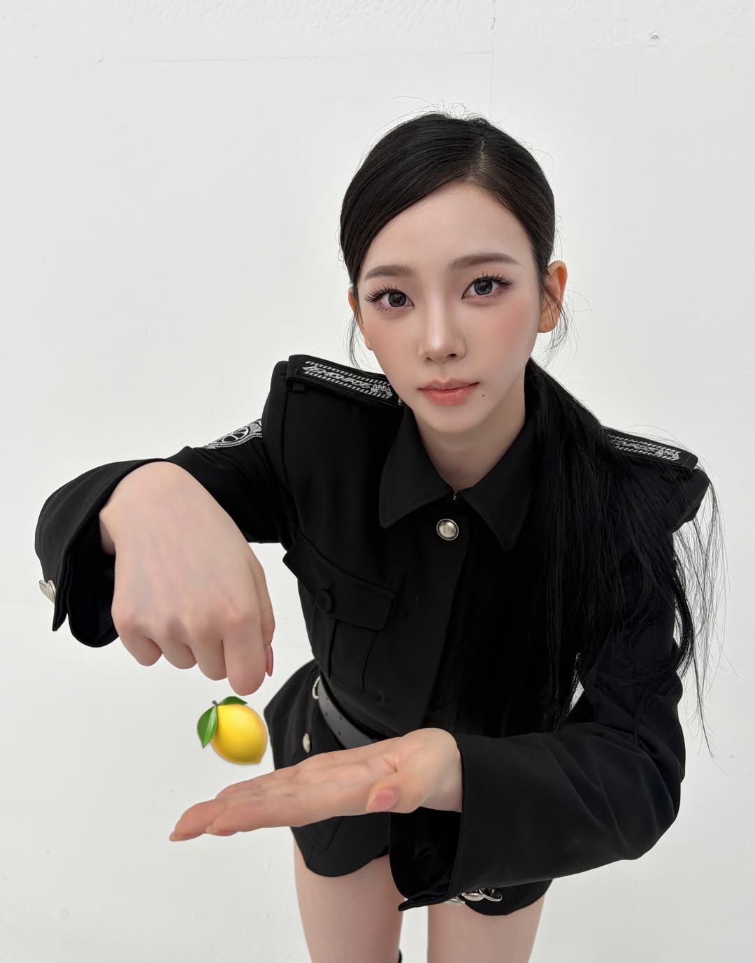 앞머리 연출에 따라 상반된 이미지를 보여주는 카리나 | 인스타그램 @katarinabluu