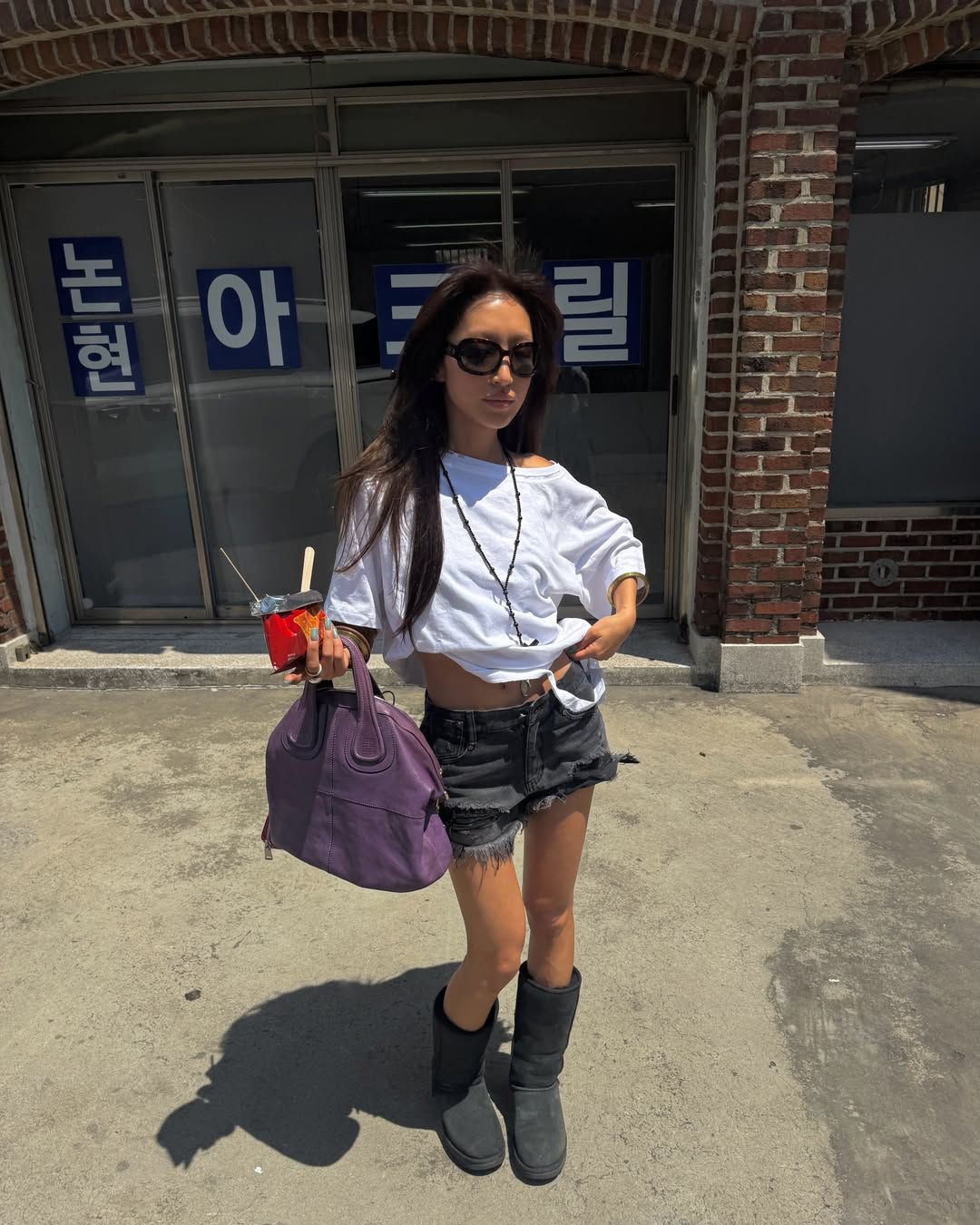 빈티지 백과 선글라스를 활용한 다샤. @dahyeshka