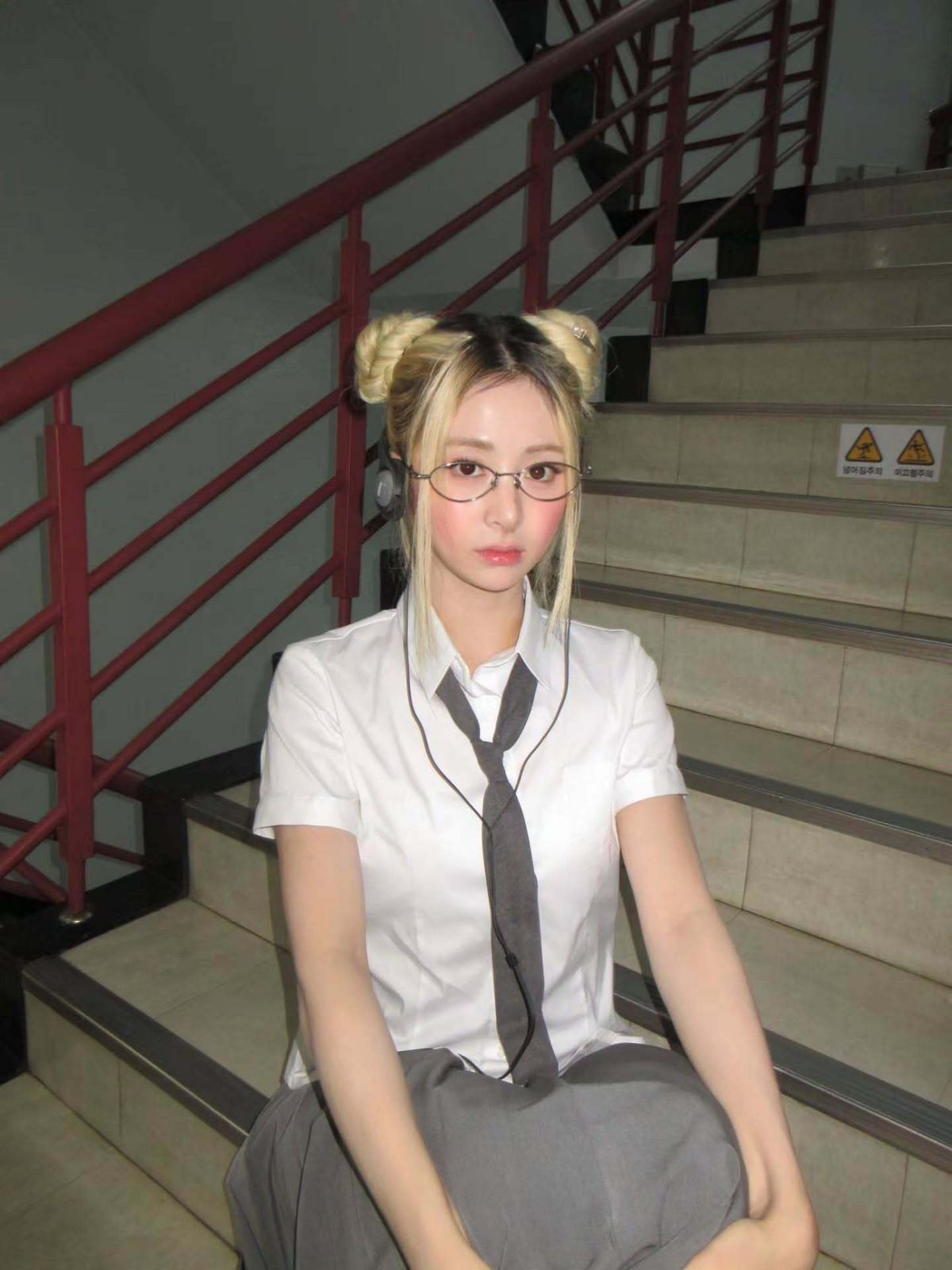 허윤진의 만두 스타일 똥머리. 인스타그램 @jenaissante