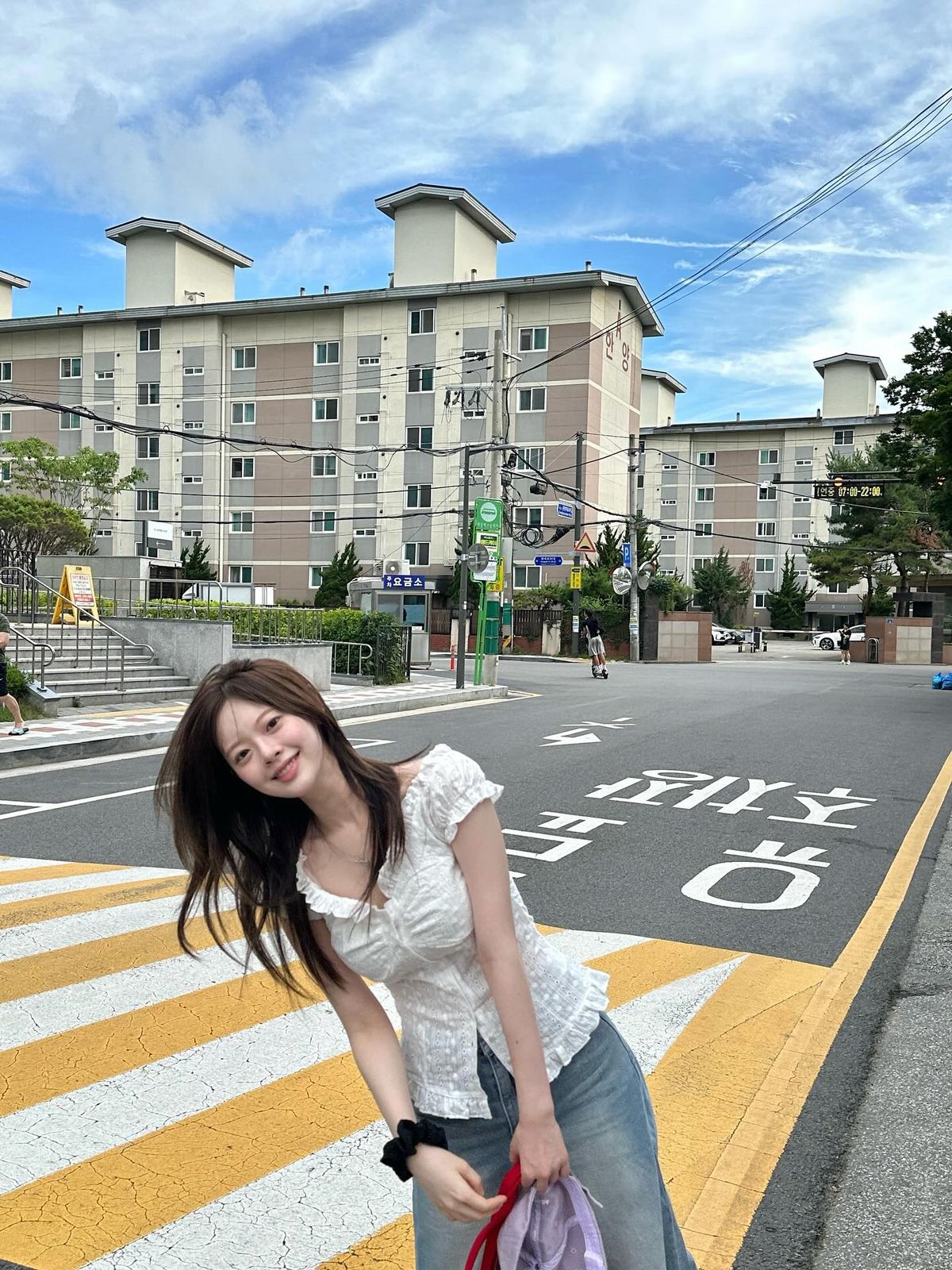 한수아의 블라우스 코디. 인스타그램 @swaxwa