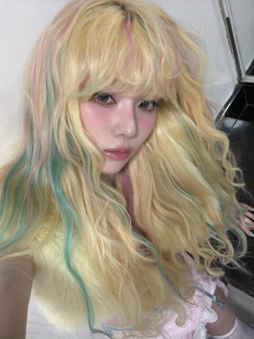 윈터 금발 염색 스타일링 | 인스타그램 @imwinter