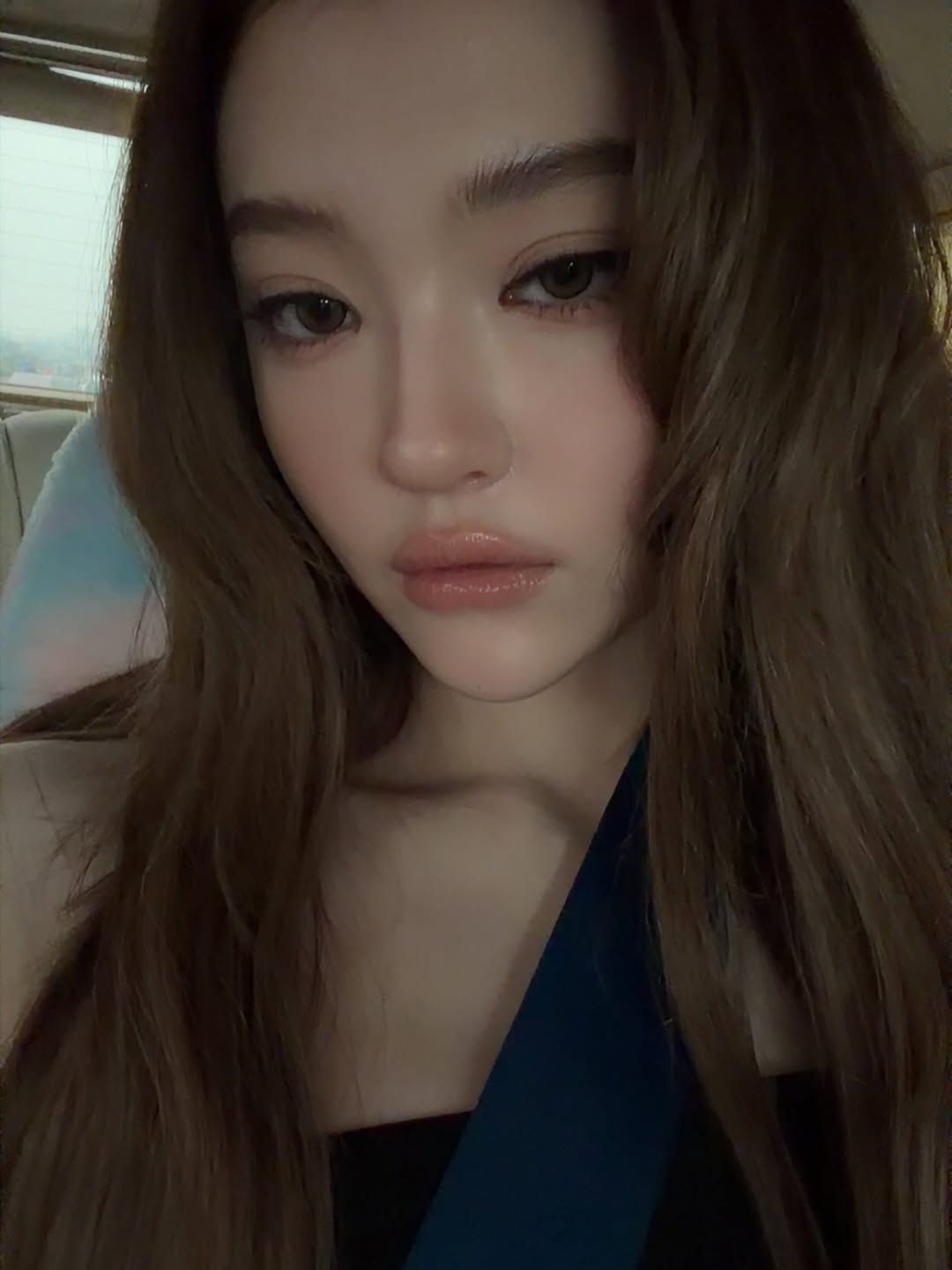 눈썹의 채도는 낮추고 풍성한 속눈썹으로 눈매를 또렷하게 만든 엘라 l 인스타그램 @meovv