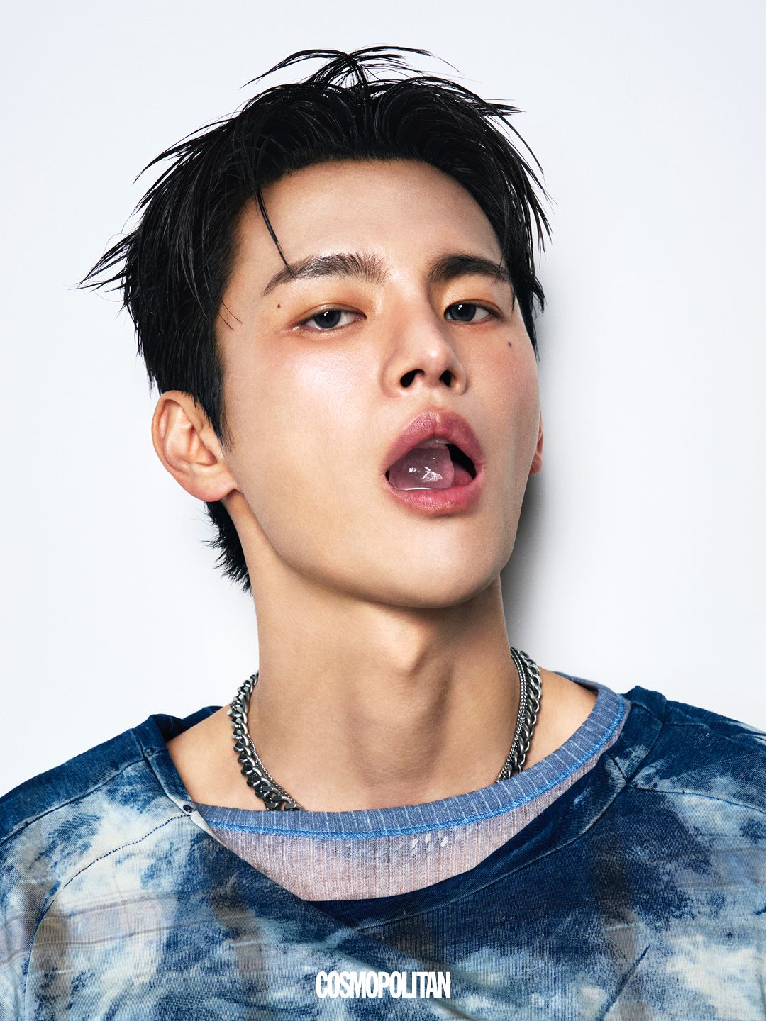 티셔츠, 이너 톱, 목걸이 모두 Diesel.