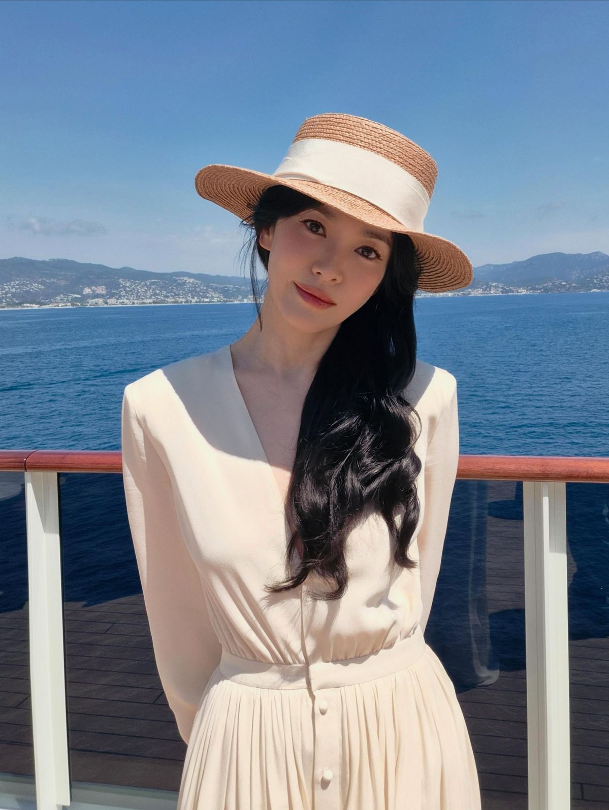 송혜교의 밀짚 모자 스타일링. 인스타그램 @kyo1122