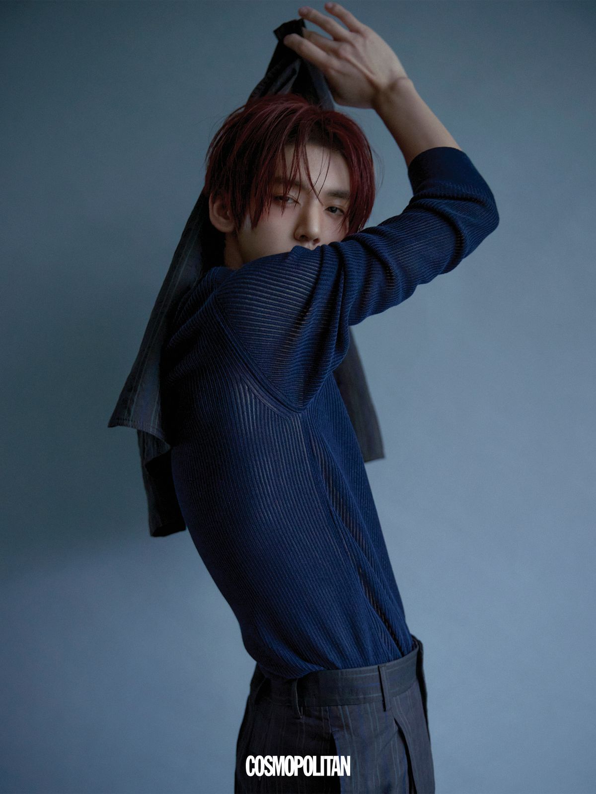 재킷, 니트 톱, 팬츠 모두 Ferragamo.