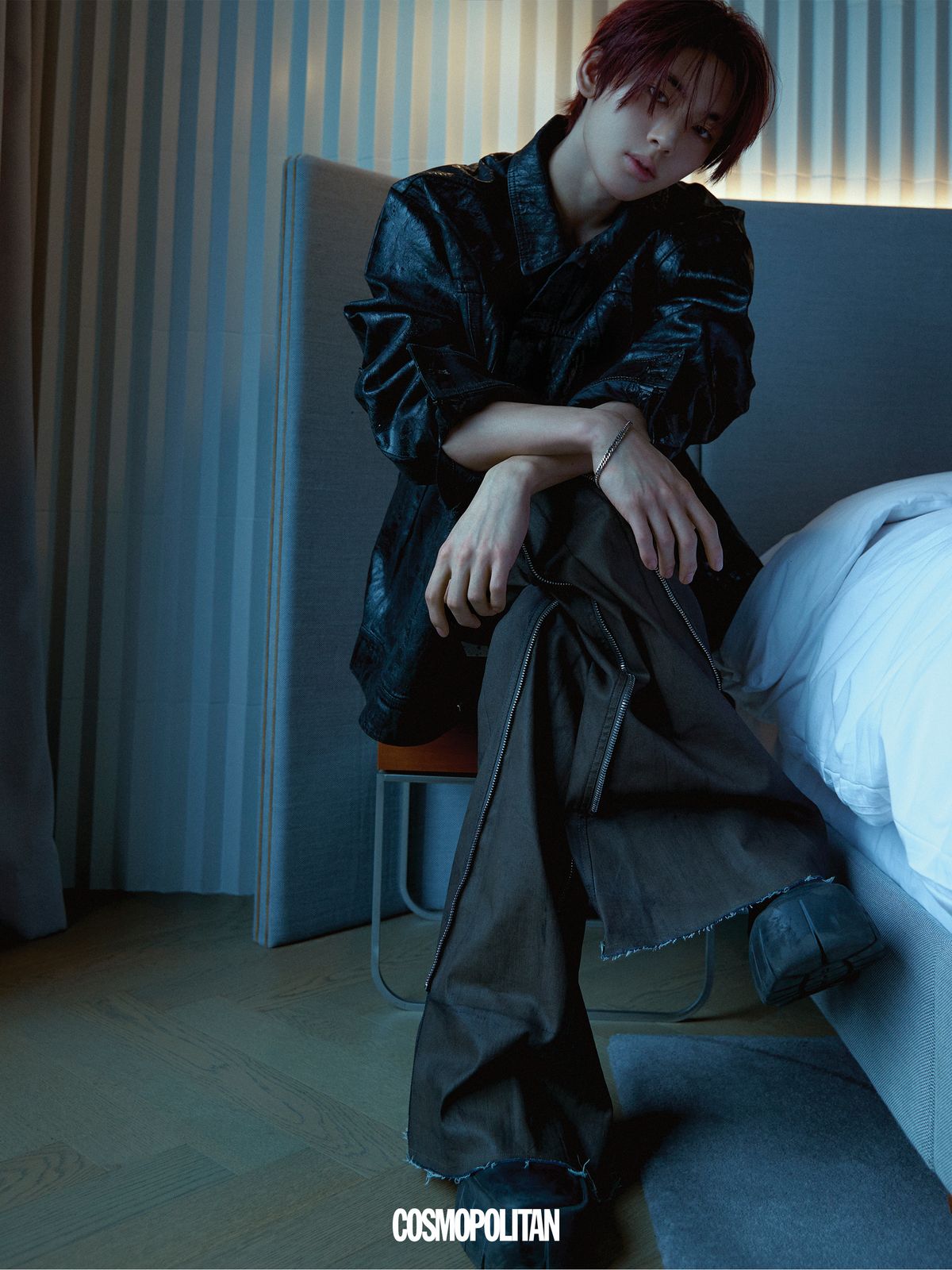 레더 재킷, 팬츠 모두 Rick Owens. 슈즈 Diesel. 팔찌 스타일리스트 소장품.