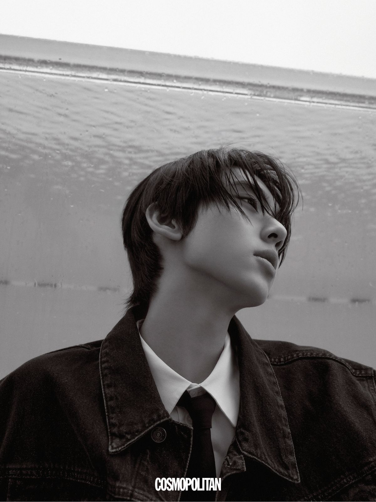 데님 재킷 Plac Jeans. 셔츠, 타이 스타일리스트 소장품.