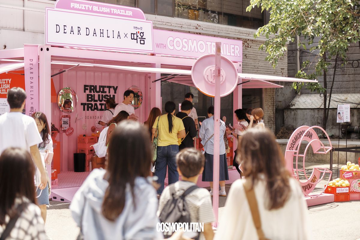 참여자들로 붐비는 트레일러.