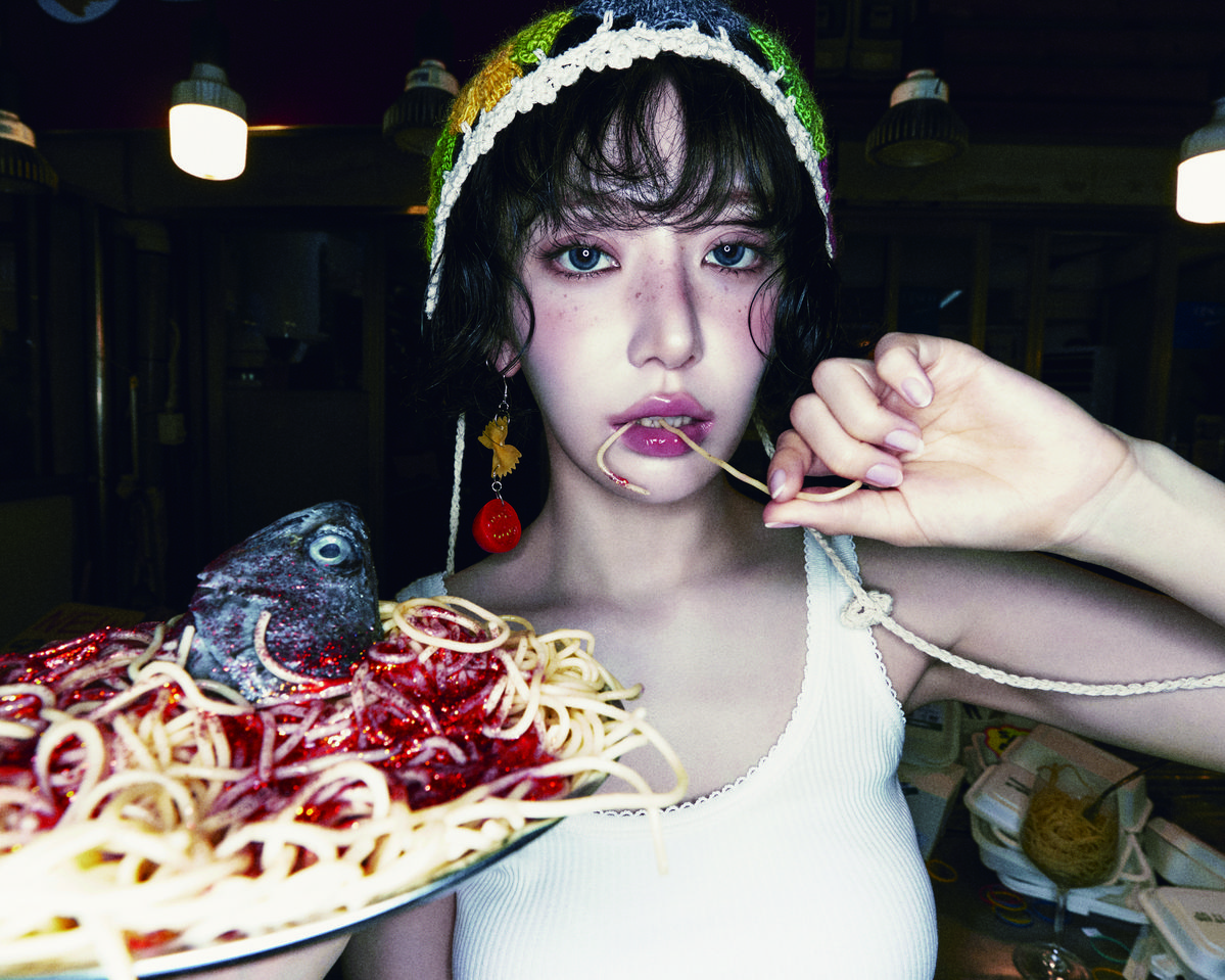 앨범의 메시지를 직관적으로 표현한 르세라핌의 <spagHetti> 프롭 작업.