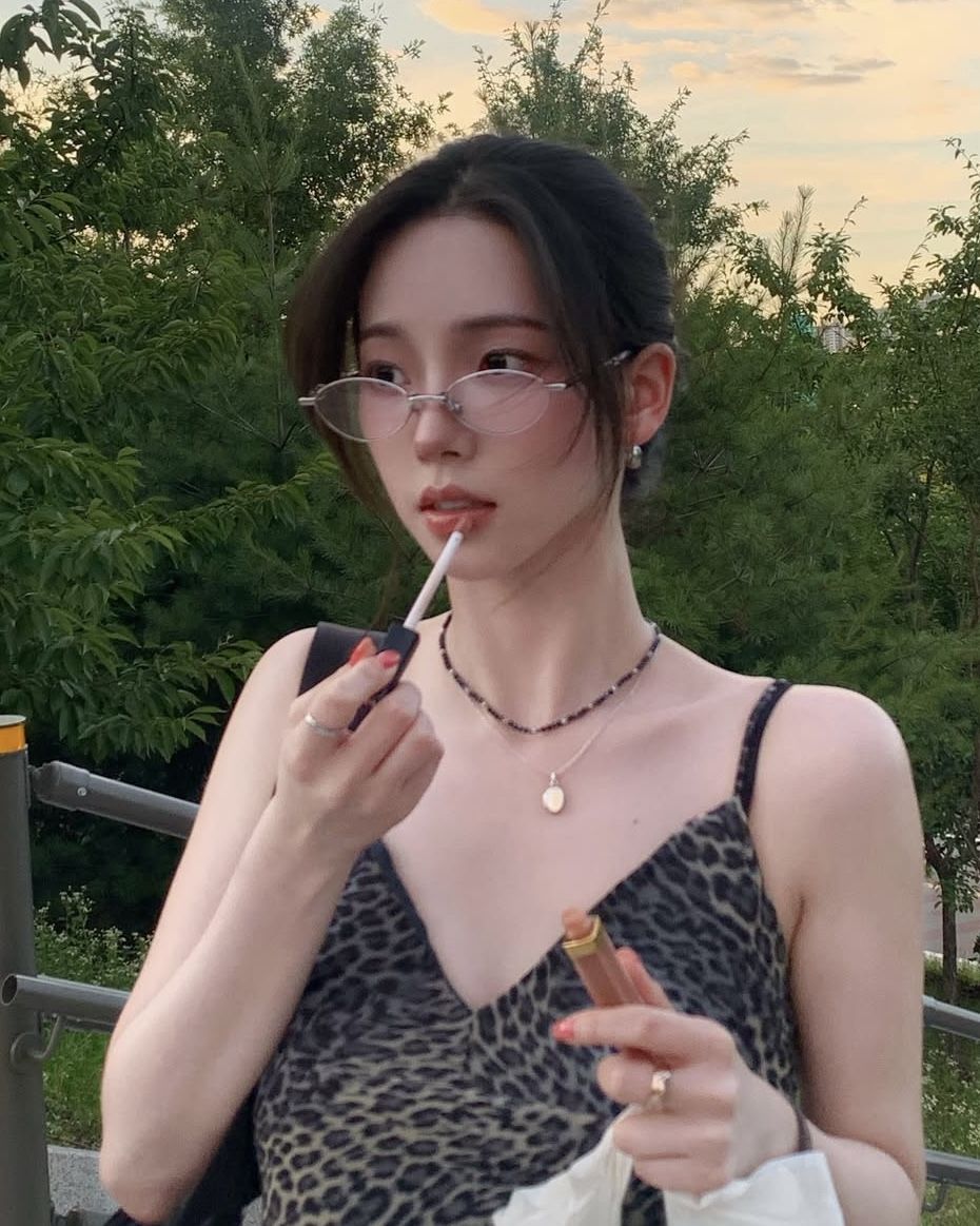 실버 프레임 안경 | 인스타그램 @katarinabluu 