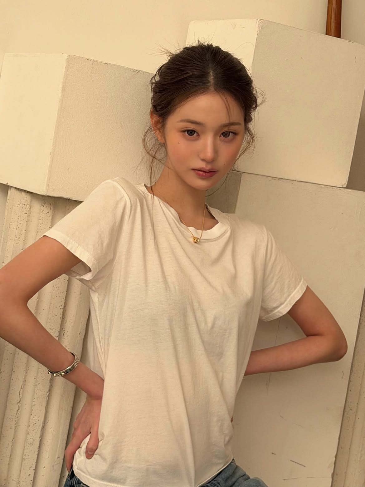 심플한 룩에 정수리 볼륨만 더해도 세련된 룩으로 완성한 장원영 ㅣ 인스타그램 @for_everyoung10