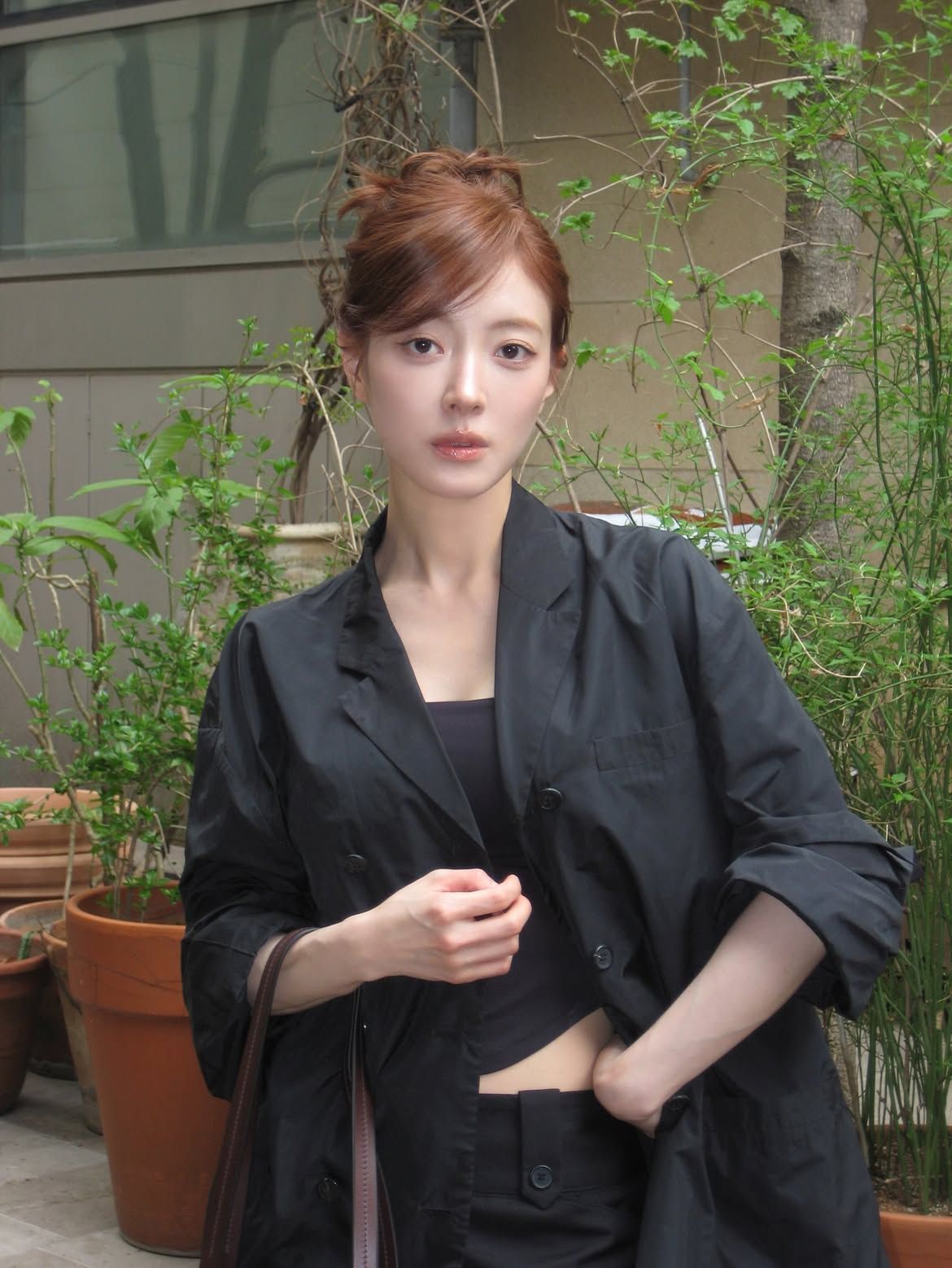 정수리 볼륨을 살린 번 헤어로 전체적인 실루엣을 풍성하게 만든 이세영 ㅣ인스타그램 @seyoung_10