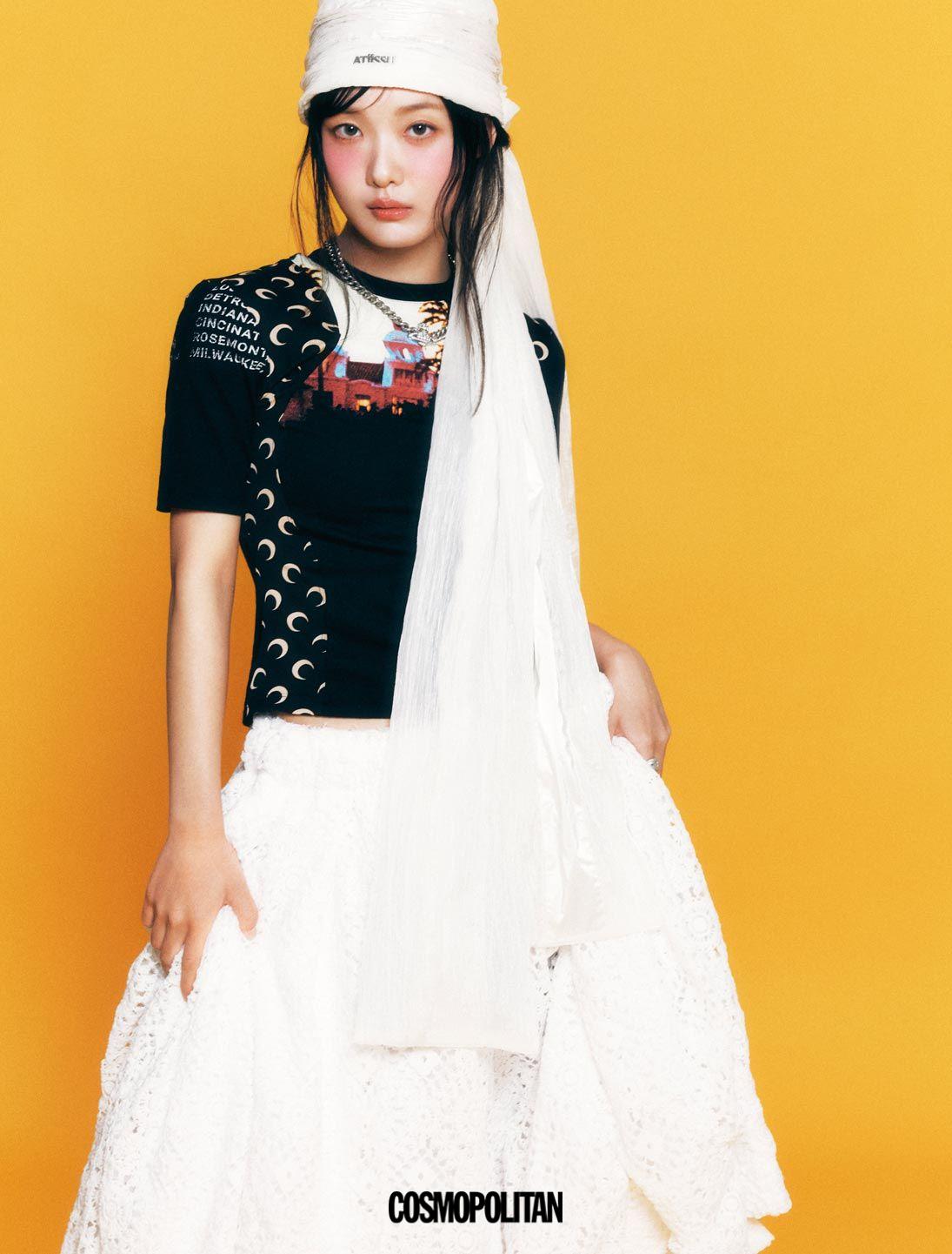 톱 Marine Serre. 스커트 Comme des Garçons. 모자 Atiissu. 목걸이 Vivienne Westwood. 반지 스타일리스트 소장품.