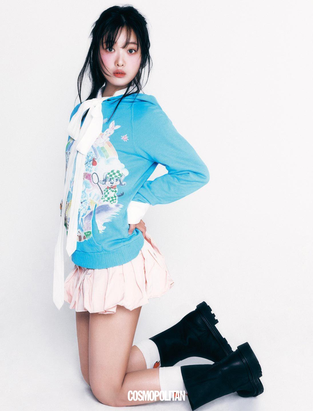 이너 블라우스, 후드 톱, 미니 스커트 모두 Kenzo. 양말 Ashley Williams. 슈즈 Coach.
