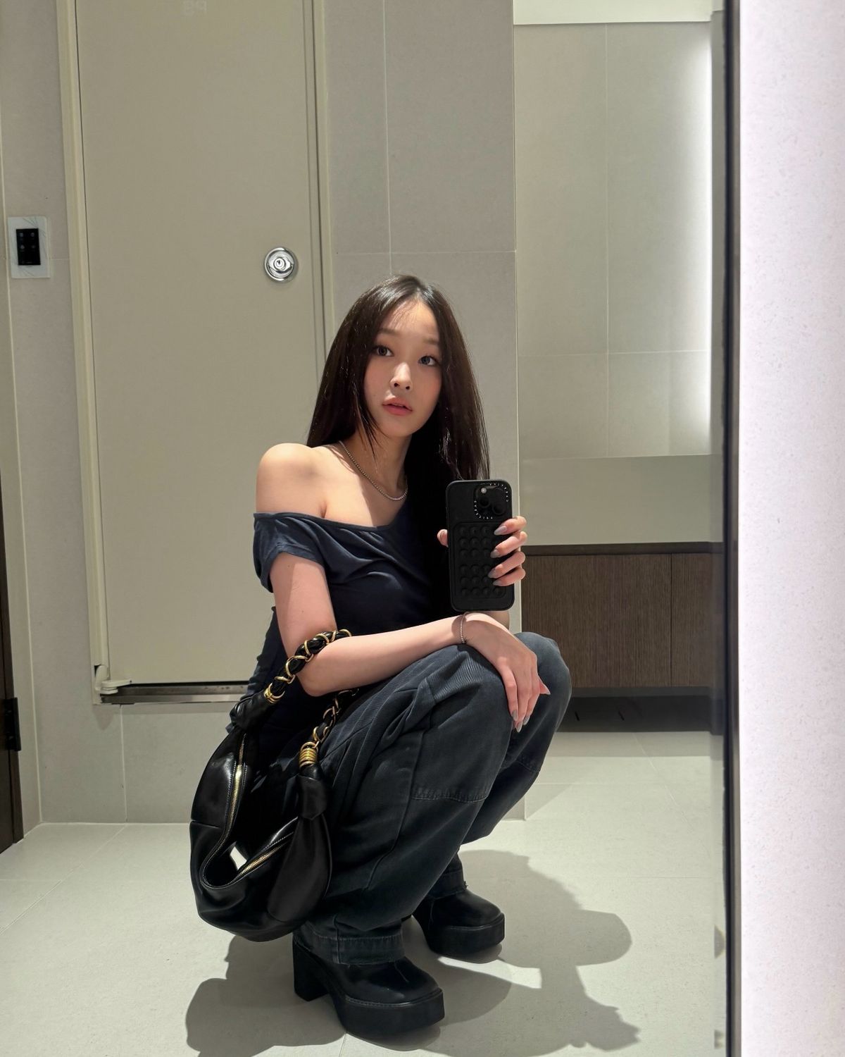애니의 올블랙 코디. 인스타그램 @anniesymoon