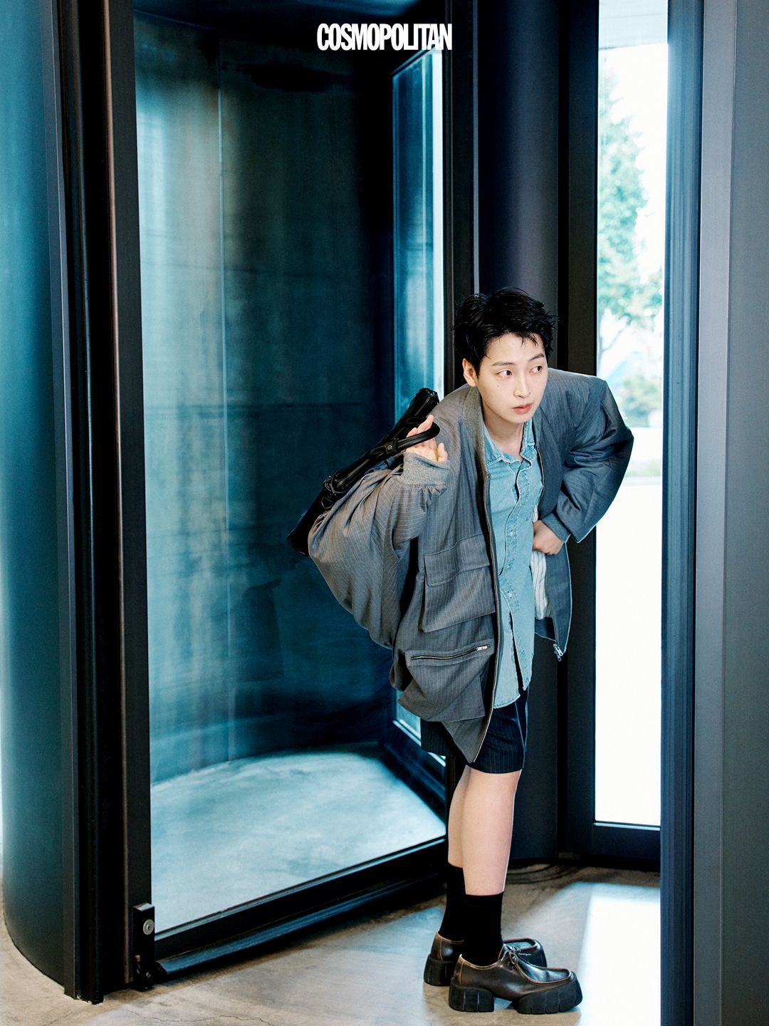 셔츠, 블레이저, 팬츠 모두 Moonhong. 슈즈 Diesel. 브리프케이스 Samsonite. 양말 스타일리스트 소장품.