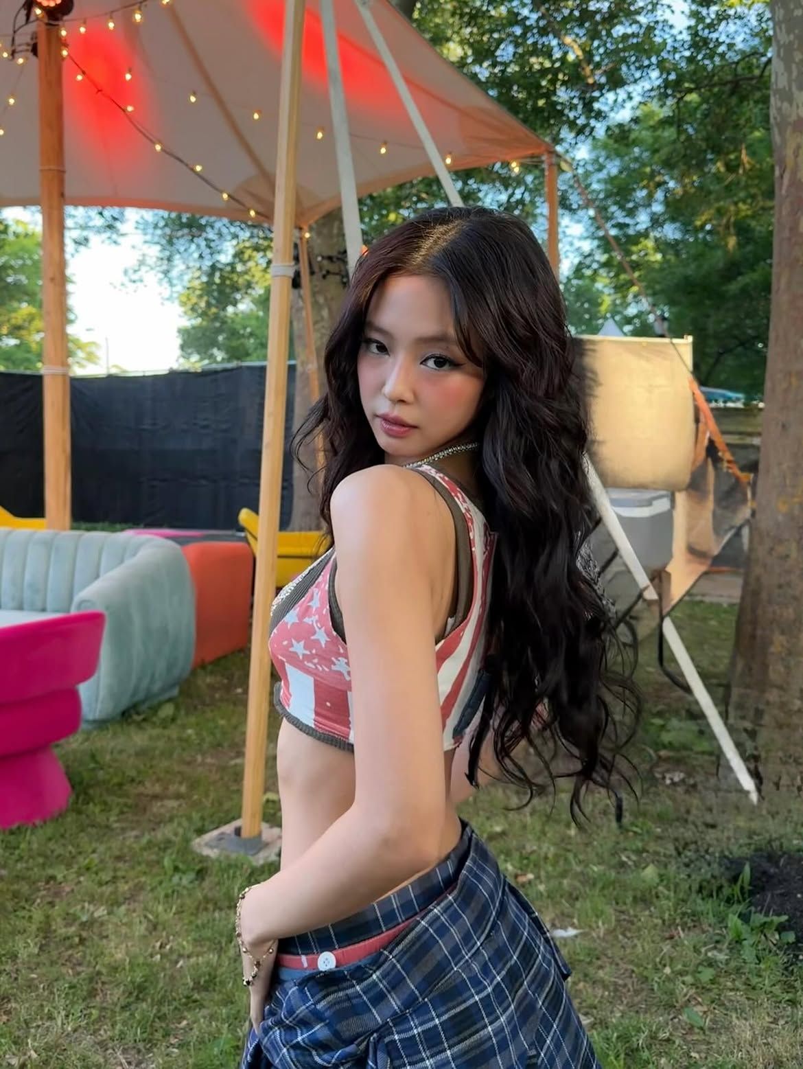관자놀이부터 광대, 콧 등 위까지 블러셔를 넓게 블렌딩한 제니 ㅣ 인스타그램 @jennierubyjane