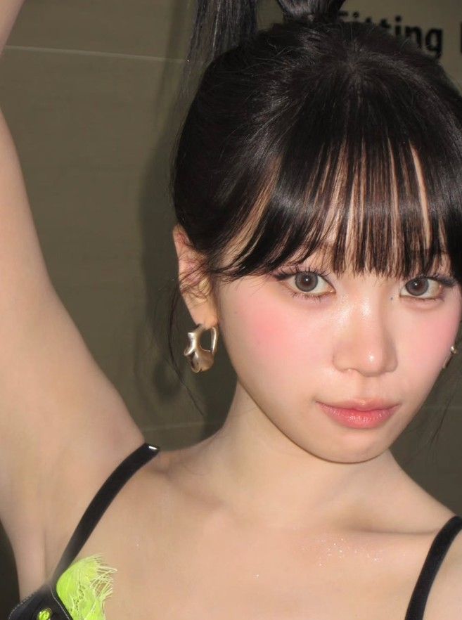 무대 퍼포먼스에도 끄떡 없는 김채원의 블러셔 메이크업 ㅣ 인스타그램 @_chaechae_1