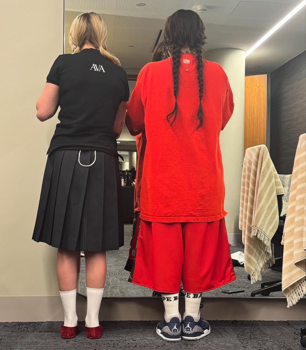 레트로 스포츠 반바지 트렌드 | 사진 인스타그램 @billieeilish